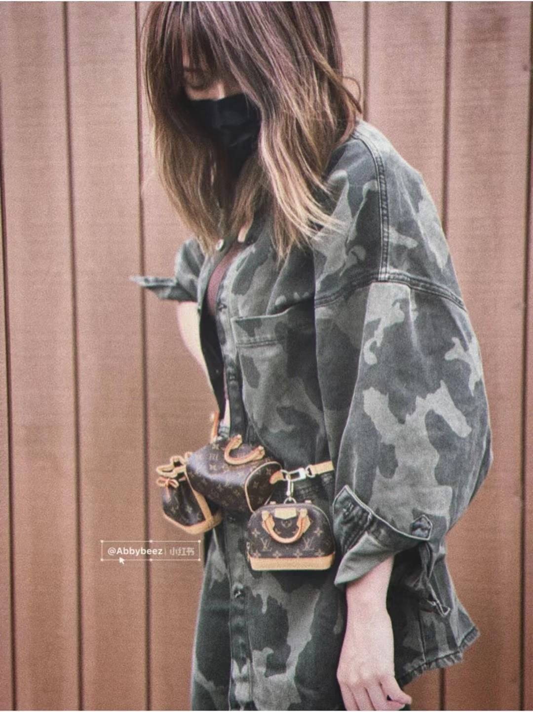 ORI 🥂 LV Trio Mini Icones Monogram Canvas เกรดสลับใช้แทนใบจริงได้ งานเกรดเทพออริจินอลสวยมาก ใช้ได้หลากหลายสไตล์ จะสะพายใบเดียว สองใบ หรือสามใบ หรือจะใช้เป็นพวงกุญแจที่คล้องมือหรือจะใช้เป็น Charm กระเป๋าก็ได้ คือคุ้มมากใน1 set ใหม่ล่าสุดเลยค่ะ น่าร