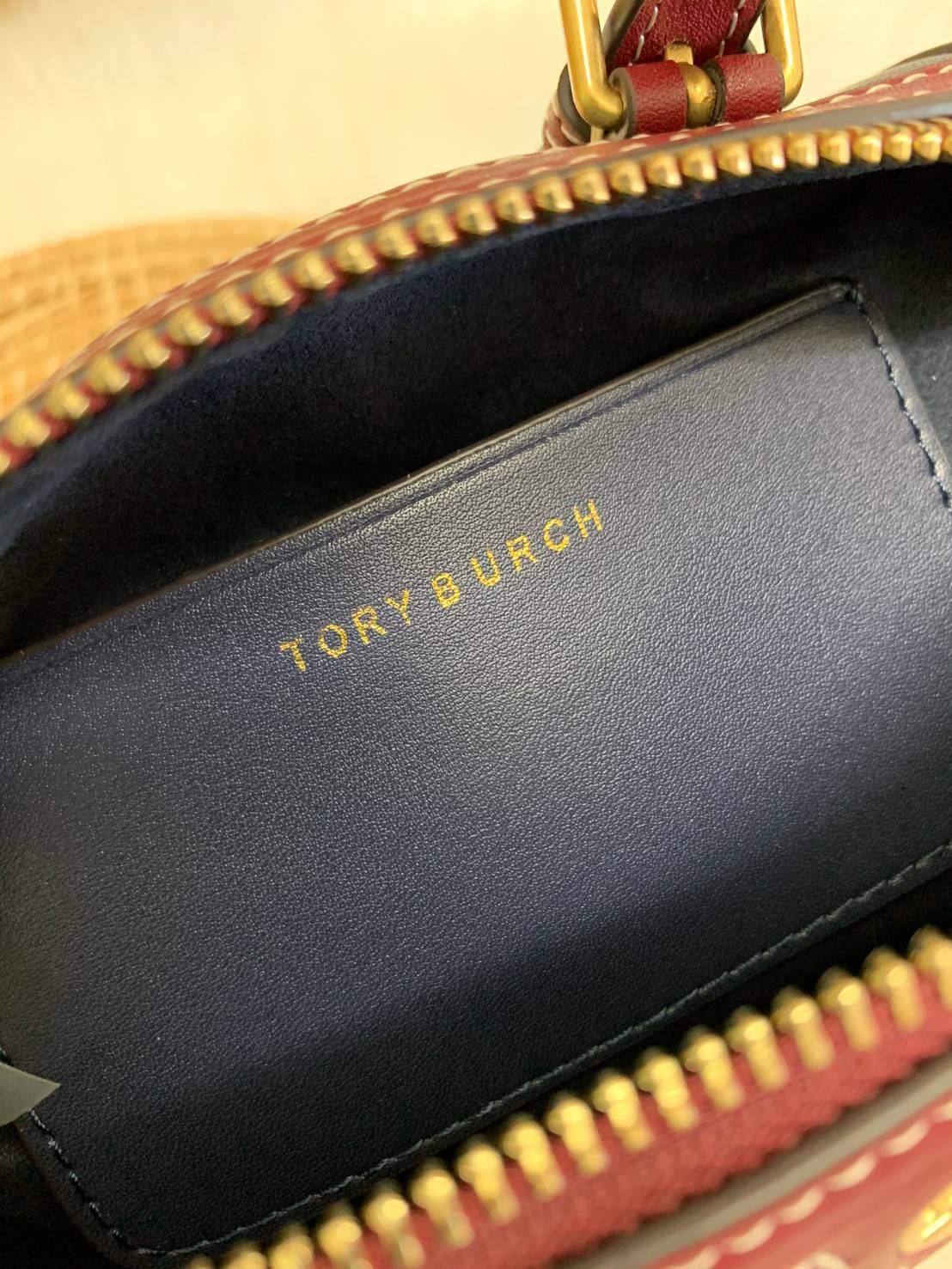 TORY BURCH T Monogram Color-block Barrel Duffle พร้อมส่งที่ไทย สวยก่อนใคร ใบใหญ่ ใส่จุไปเลยจ้าา😘 ✔️กระเป๋าทรงหมอน วัสดุหนังแท้ชั้นดีที่สุด หนังเรียบนิ่มสวย ✔️เปิดปิดกระเป๋าด้วยซิปคู่แบบมีหนังห้อย ภายในกว้างมากสำหรับไซด์นี้ หายห่วงไปเ