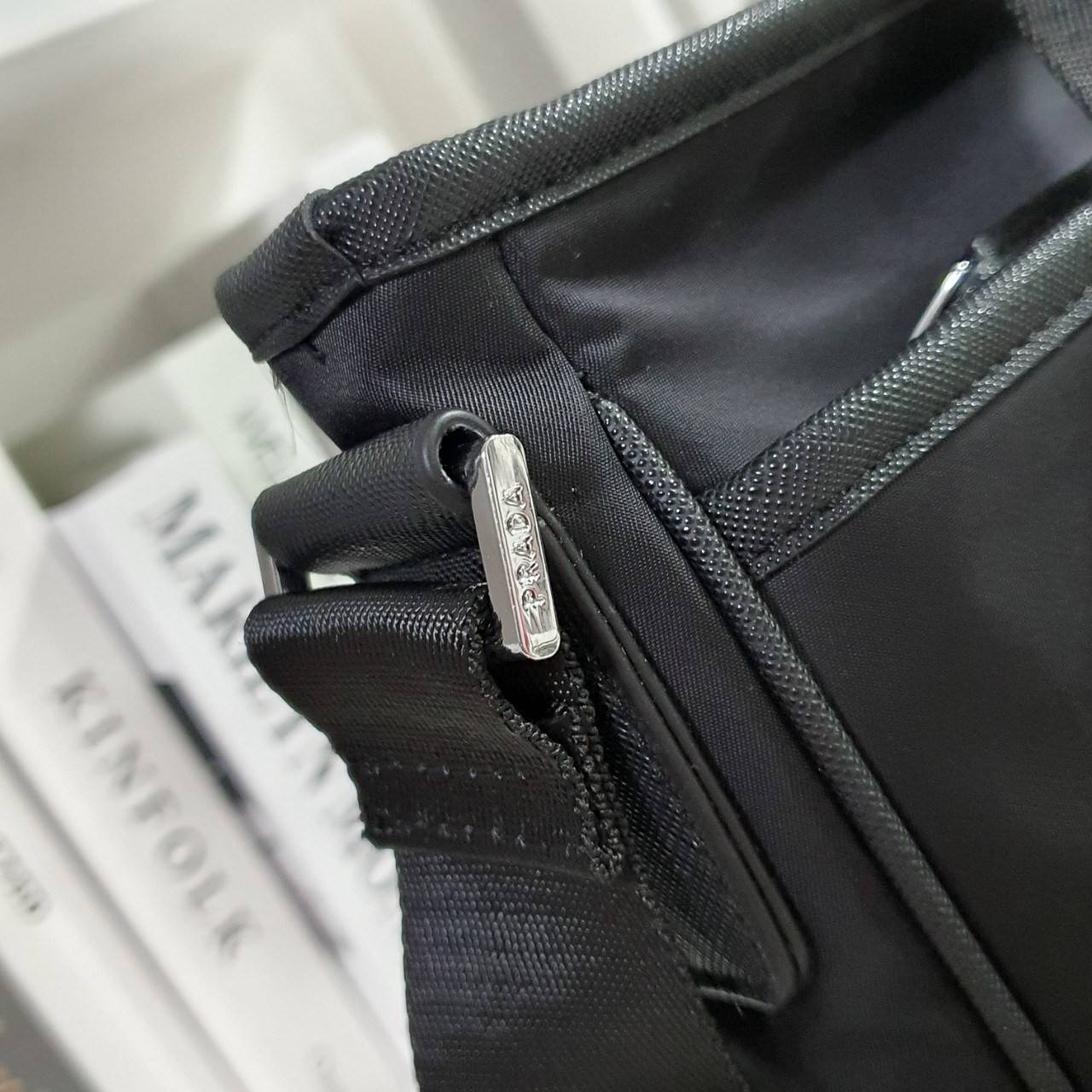 PRADA Re-Nylon logo-plaque messenger bag พร้อมส่งรุ่นใหม่ จากแบรนด์Prada ทรง Messenger ทรงยอดฮิตของคุณผู้ชายเลยค่ะ วัสดุทำจากผ้าNylon อย่างหนา กันน้ำได้คะ มีโลโก้แบรนด์อยู่ข้างหน้า ตัวกระเป๋าอยู่ทรง อะไหล่เงินทั้งใบ ด้านในบุผ้าลายแบรนด์อย่างดี เปิดปิดด้วย