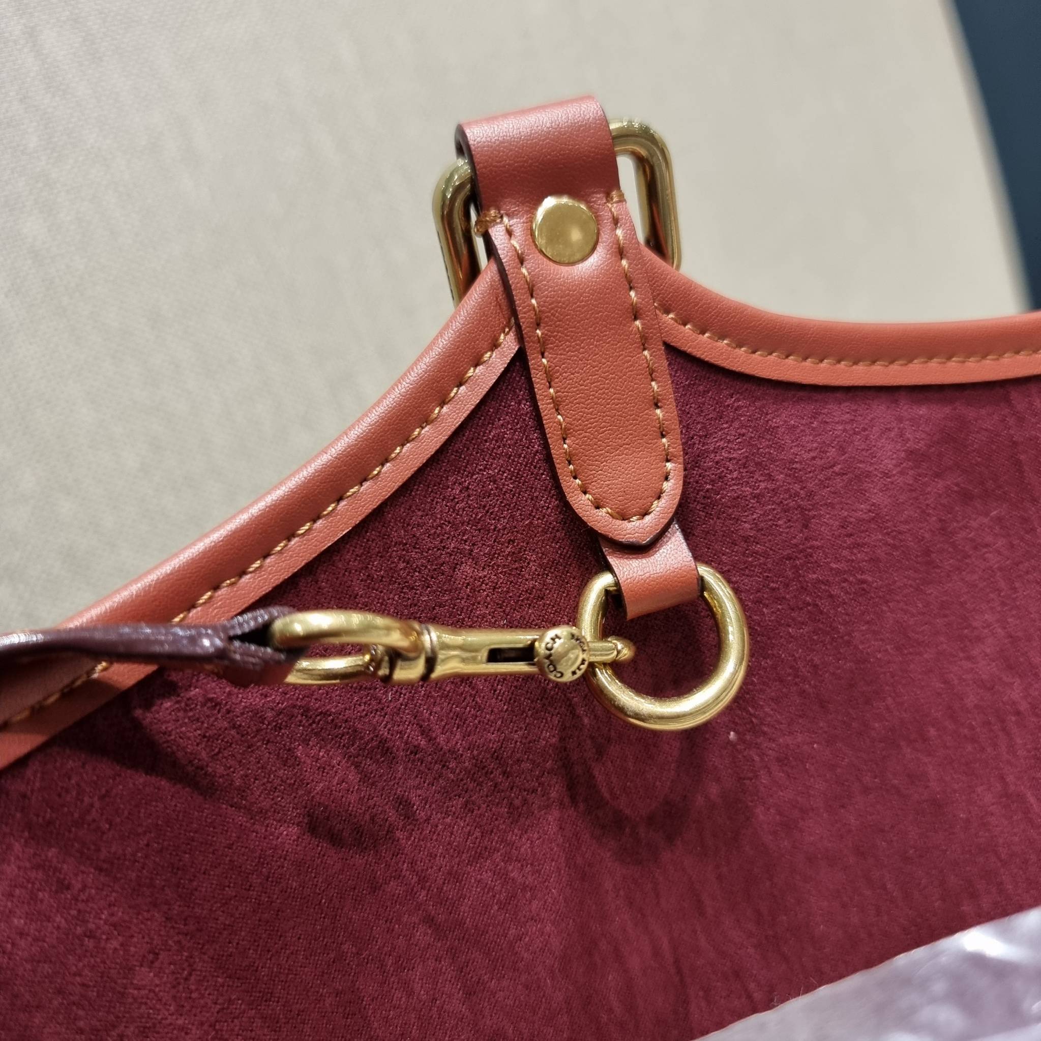 COACH C6336 DAY TOTE IN SIGNATURE CANVAS ใหม่ล่าสุด กับกระเป๋าทรงโท้ทใบใหญ่ สวยสะกดสายตา ด้วยดีไซน์ที่ดูเรียบง่าย แต่แฝงไปด้วยดีเทลเล็กๆ ที่เสริมให้ไอเท็มนี้ดูแพง พิเศษ กระเป๋าลูกใบเล็กอีกหนึ่งใบ พกติดกับกระเป๋า หรือจะเอาไปแยกใช้ก็ได้ วัสดุหนังแคนวาส สลับ