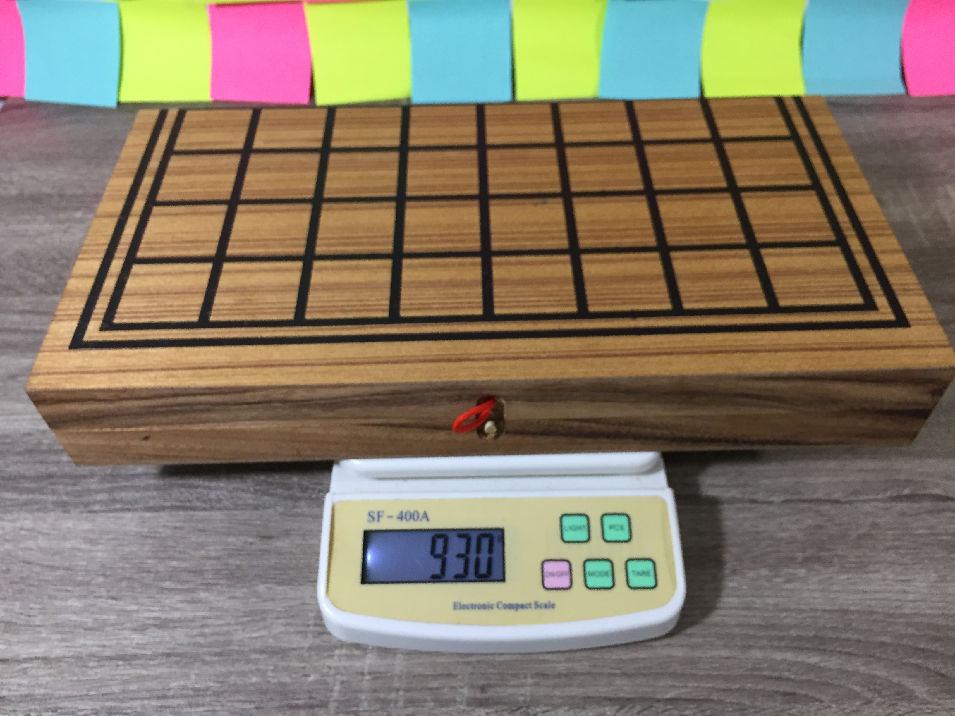 ชุดหมากรุกไทยพลาสติกสีดำและสีขาวพร้อมกระดานไม้