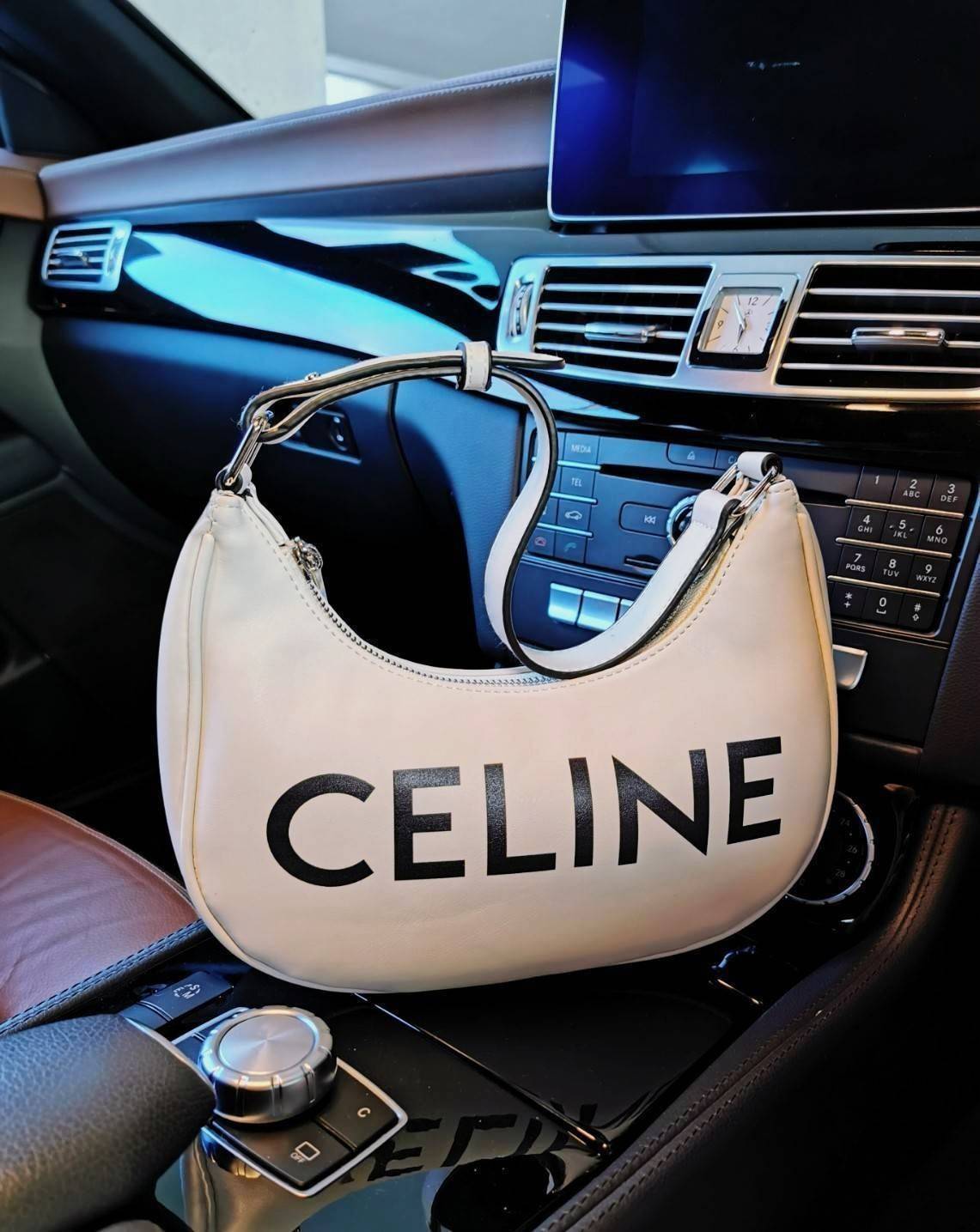 CELINE SHOULDER BAG VIP GIFT WITH PURCHASE (GWP) พรีเมี่ยมกิ๊ฟ Limited Edition จาก CELINE HAUTEPARFUME DUTYFREE COUNTER ดีไซน์ยอดนิยมหนังนิ่มสวยอยู่ทรงเปิดปิดด้วยซิปอะไหล่เงิน ภายในโล่งกว้างมีช่องเล็กสามารถใส่มือถือกระเป๋าสตางค์ใบยาวของใช้ได้จุ หูหิ้วหนัง