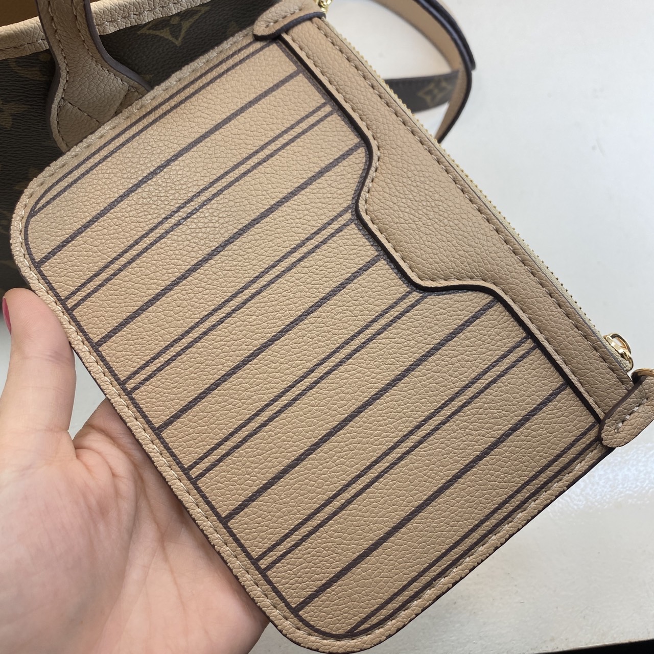 LV Neverfull Bandoulière Inside Out BB Bag กระเป๋าทรงโท้ทไซส์เล็ก พร้อมใบลูกพิมพ์ลายแบรนด์สุดไอคอนิก ดีไซน์ใช้งานได้ทั้งสองด้าน ด้านหนึ่งรังสรรค์จาก Monogram แคนวาสเป็นเอกลักษณ์