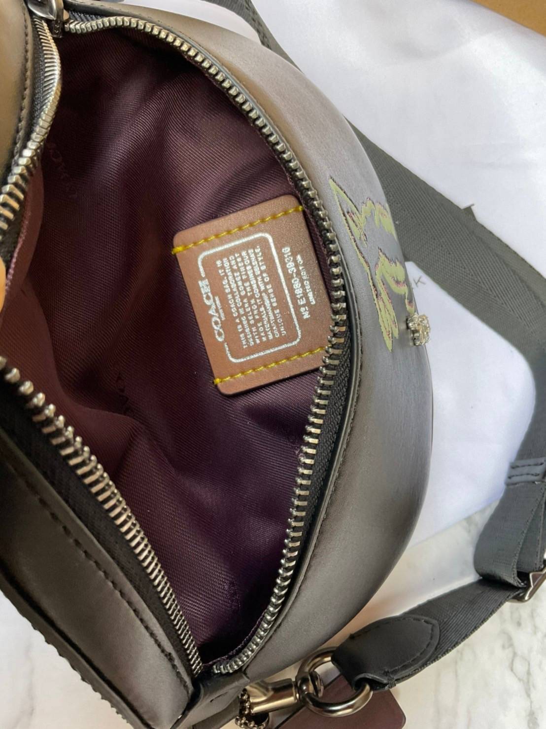 COACH SELENA BELT BAG WITH BUNNY (39315 Pink) / (39316 Black) กระเป๋าสะพาย/คาดอก/คาดเอว รุ่น Limited Edition น่ารักมาก💕 วัสดุหนังแท้ หนังนิ่มอยู่ทรง เปิด-ปิด ด้วยซิป ใส่ Iphone+ กระเป๋าสตางค์ใบสั้น ใส่ของจุกจิกได้ ด้านหลังมีอีก 1 ช่องซิป สายปรับระ