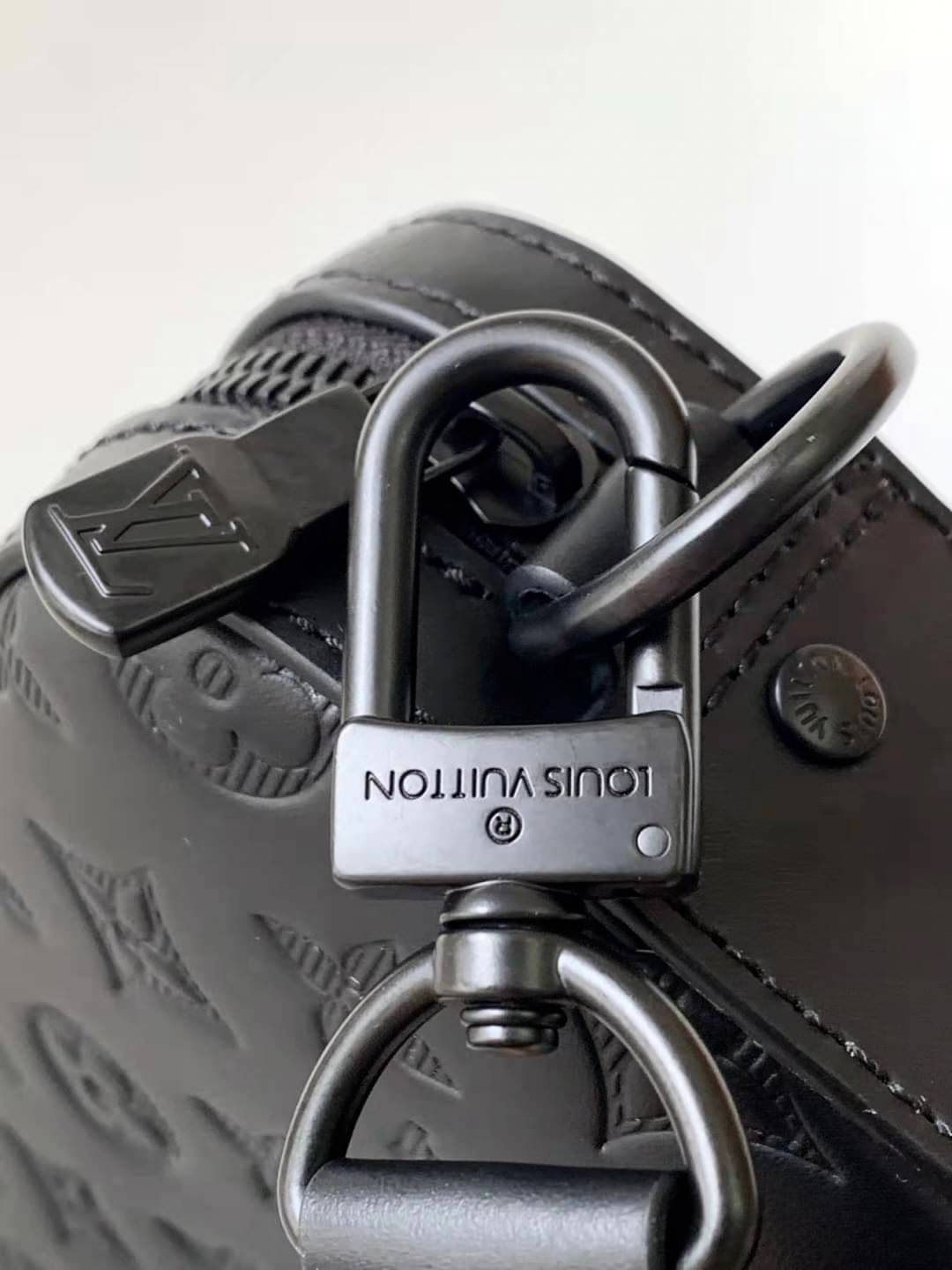 LV Duo messenger Black Monogram Shadow เกรดใช้งานสลับใบจริงได้ เทพออริจินอล เนื้องานสวยงาม หนังแท้ ใช้ได้ทั้งชายหญิง ภาพสินค้าถ่ายจากงานขายจริงใช้งานต่างประเทศได้