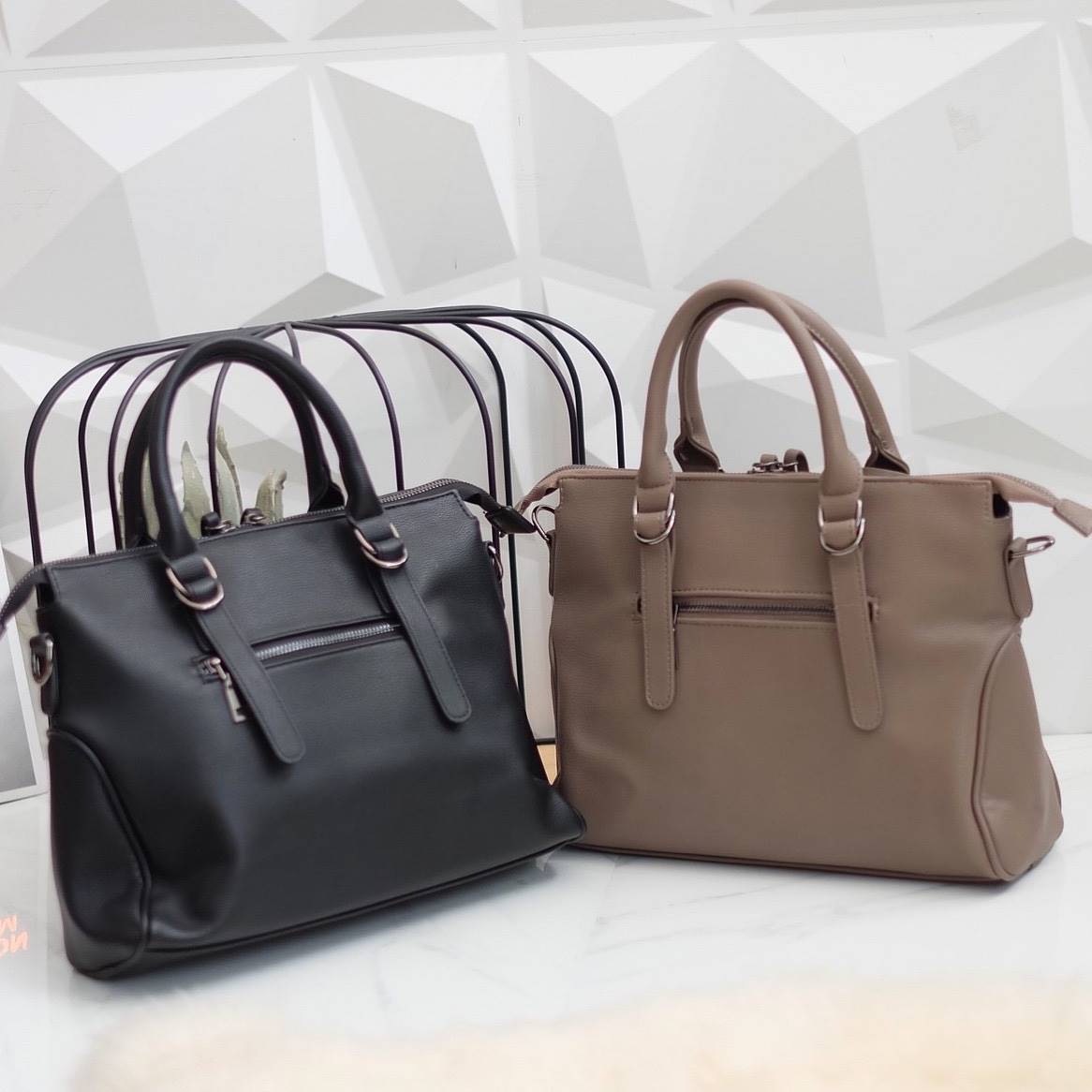 ทรงสวยขายดีมาก 👑จากแบรนด์ KEEP ทรง รุ่น Parish hand bag with cute taddy จุดเด่นที่ >หนังเนื้อดี นิ่มมาก >น้ำหนักเบา >ถือสะพายเข้าง่ายกับทุกชุด