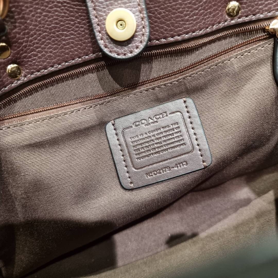 ใบใหญ่ COACH 4113 DEMPSEY CARRYALL IN SIGNATURE JACQUARD WITH STRIPE AND COACH PATCH ใบใหญ่ จุใจ คอลเลคชั่นใหม่ สีที่สาวๆรอคอย สวยคม ละมุนและมีความหรูในตัว กับกระเป๋าทรงโท้ท ไซส์ใหญ่ที่สามารถจุของได้แบบไม่ต้องกังวล ฟังก์ชั่นการใช้งานสะดวกที่สุด มีทั้งสายค