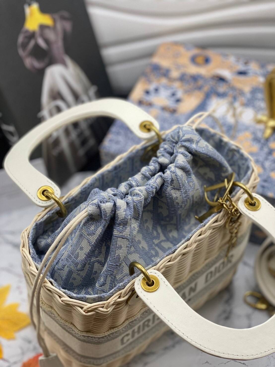 Medium Lady Dior Bag Natural Wicker and Dior Oblique Jacquard [Blue/Latte] เสน่ห์ที่สง่างาม พร้อมส่งที่ไทย ภาพสินค้าถ่ายจากงานขายจริง ใช้งานต่างประเทศได้ค่ะ