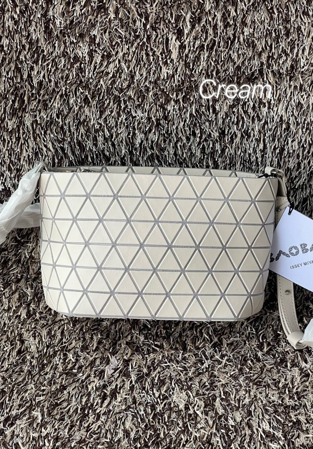 BAO BAO ISSEY MIYAKE Crystal Shoulder Bag งานดีไซน์ที่ดูเรียบง่ายทั้งรูปแบบการใช้งาน มีช่องเปิดปิดแบบซิปเพื่อให้คุณพกพาของมีค่าได้อย่างสบายใจป้องกันสิ่งของตกหล่น