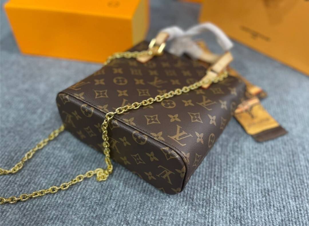 LV VAVIN PM MONOGRAM CANVAS TOTE BAG กระเป๋าถือ พร้อมสายสะพายข้างแบบโซ่ crossbody ลายโมโนแกรมสีน้ำตาล งานปั้มแบรนด์คมชัด ทรงตั้งสวย อยู่ทรง ถือไปไหนก็ดูดี สวยหรู อีกแล้วค่าา