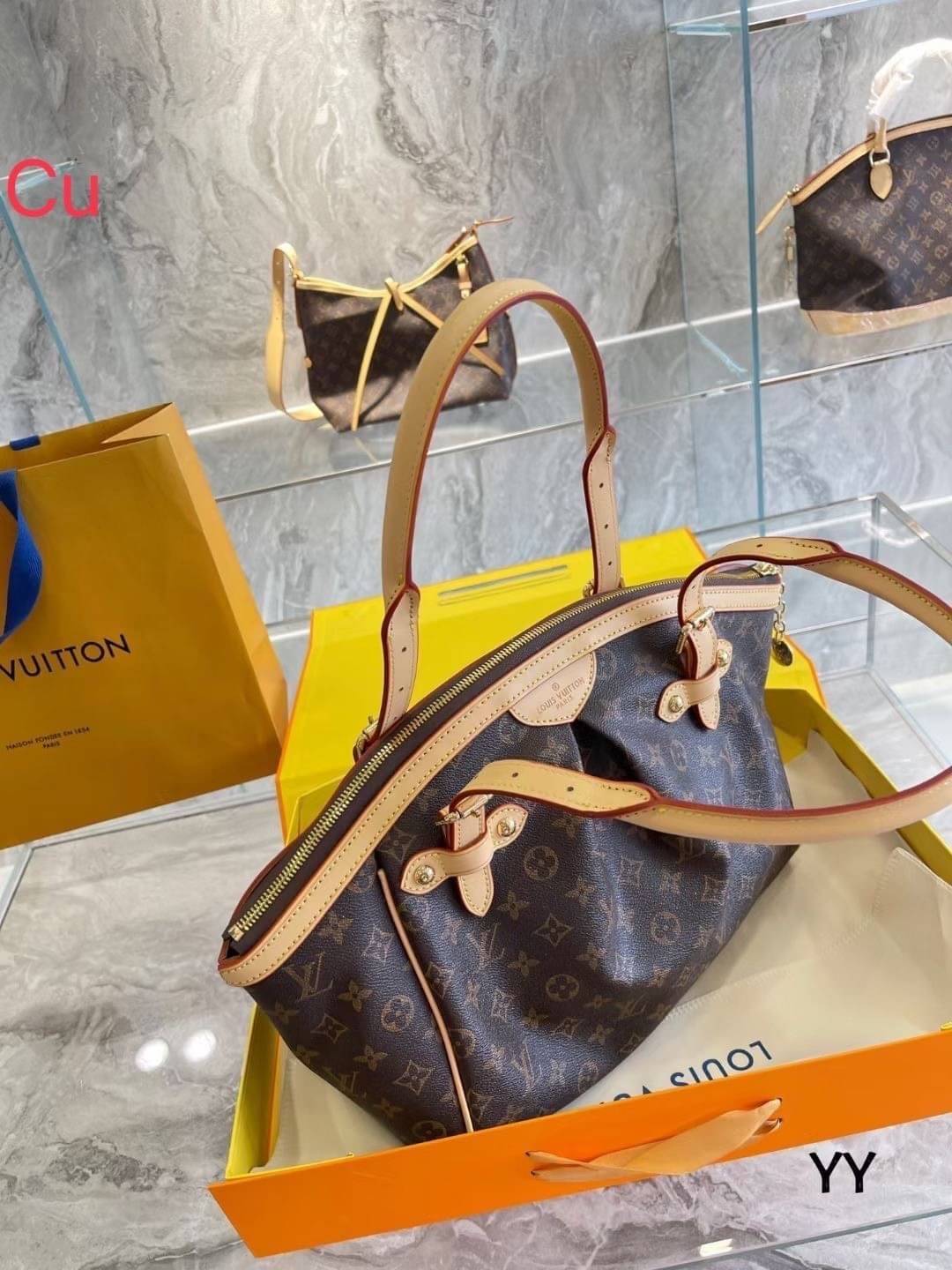LV Tivoli PM Monogram Canvas Handbag กระเป๋าถือสุดคลาสสิก งานวินเทจรุ่นตามหาพร้อมเสิร์ฟให้สาวๆได้สวย ในราคาเบาๆ งานจริงสวยมาก แคนวาสพิมพ์ลายโมโนแกรมคมชัด สวยงามน่าใช้มากๆ แนะนำค่ะ