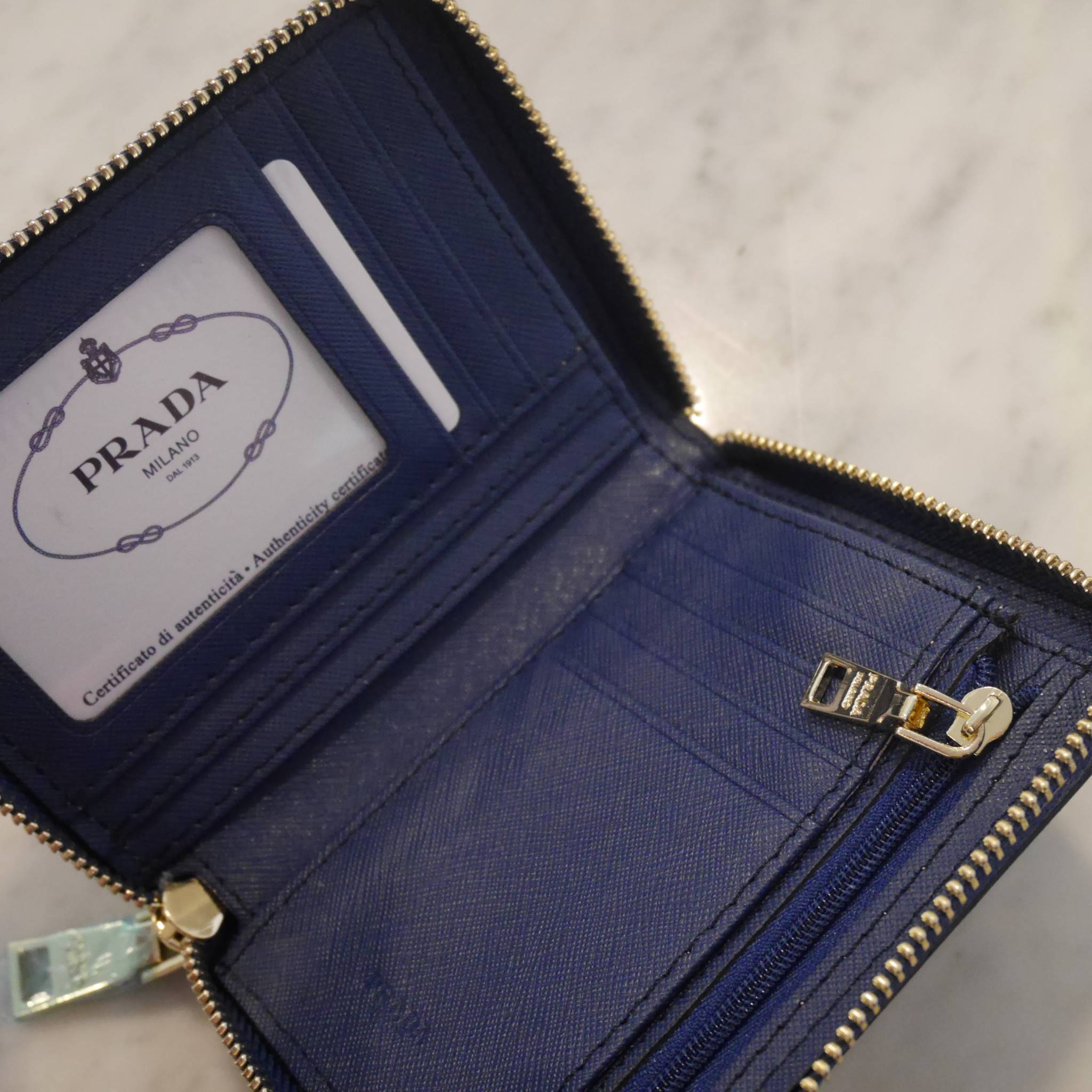 New Color•• รุ่นที่รอคอยสำหรับสาวๆที่ชอบ กปต.สั้น ก็มาแล้วค้า กับ Prada Short Saffiano wallet กระเป๋าสตางค์สั้น ขนาดกะทัดรัด เปิดปิดด้วยซิป อะไหล่ทอง ปั้มแบรนด์ ทั้งใบ **จุดเด่น มีช่องใส่รูปถ่าย ใส่บัตรได้หลายช่อง ด้านในมีช่องซิปแยกอีก1ช่องค้า อีกหนึ่งไอเ