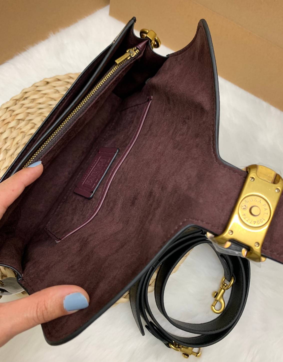 COACH TABBY SHOULDER BAG 26 พร้อมส่งที่ไทยอีกครั้งค่ะ!! กระเป๋าหิ้ว//คล้องไหล่//สะพายข้างได้ สุดคุ้ม! หนังแท้เรียบคลาสสิคเพิ่มความหรูเข้ามาค่ะ ด้านหน้ามีอะไหล่แบรนด์ตัวใหญ่โดดเด่น เปิดปิดกระเป๋าแบบกระดุมแม่เหล็ก ภายในมีช่องหลักใส่ของ2ช่อง;สามารถใส่กระเป๋า