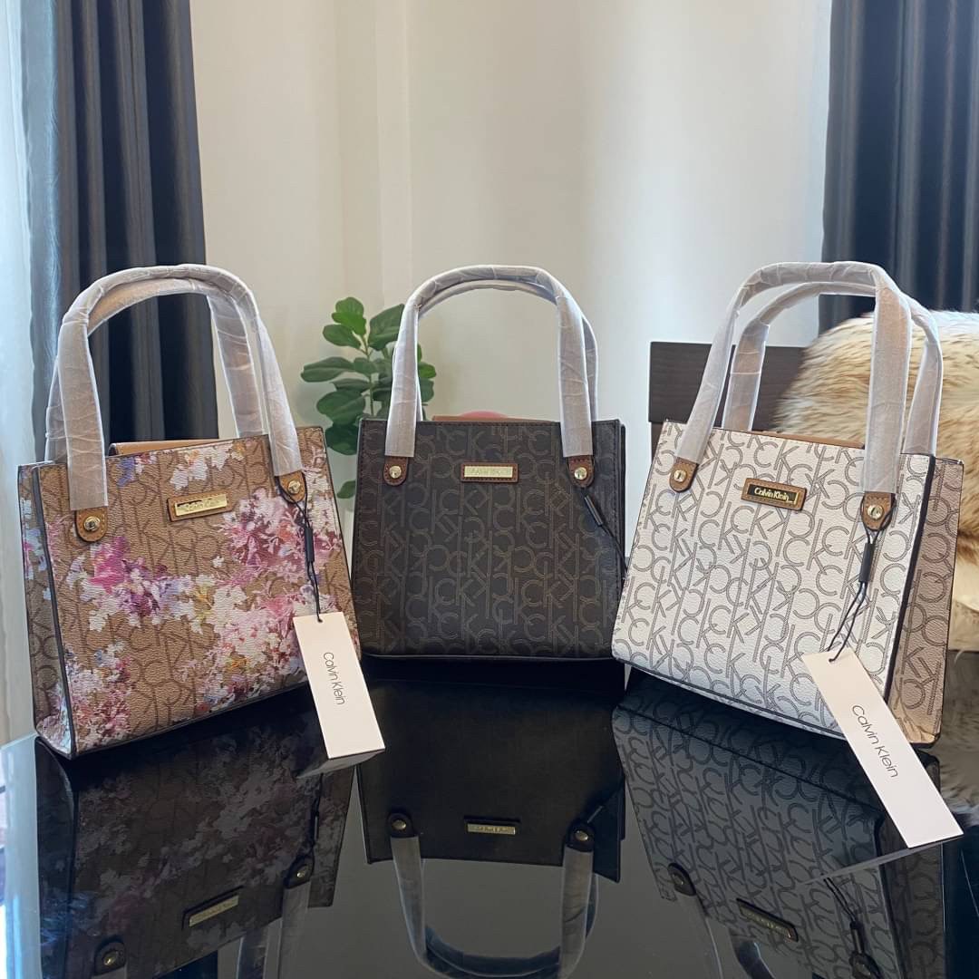 CALVIN KLEIN JEANS crossbody bag กระเป๋าถือหรือสะพาย ลายซิกเนเจอร์แบรนด์ทั้งใบ มีหูจับสำหรับถือ เปิด-ปิดกระเป๋าด้วยกระดุมแม่เหล็ก ด้านในโล่งกว้างมีช่องเล็กและช่องซิปสำหรับใส่ของจุกจิก ซับในลายแบรนด์อย่างดี มาพร้อมสายสะพายยาวปรับระดับได้ สามารถใช้ได้หลากหล