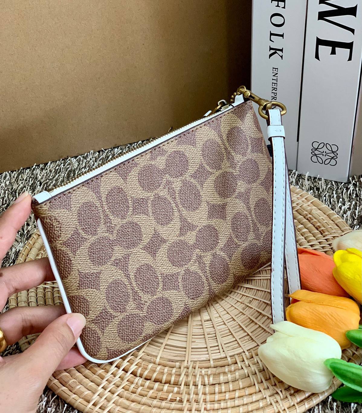 COACH SMALL WRISTLET IN COLORBLOCK SIGNATURE ((32445)) ✔️กระเป๋าคล้องมือ วัสดหนัง pvc อย่างดี ลายซิกเนเจอร์ ตัดขอบสีตรงกลางสวยงามมากๆค่ะ แบบซิปเดียว ((ภายในใส่มือถือได้บางรุ่นค่ะ)) มีช่องเสียบบัตรให้2ช่องด้วยนะคะ