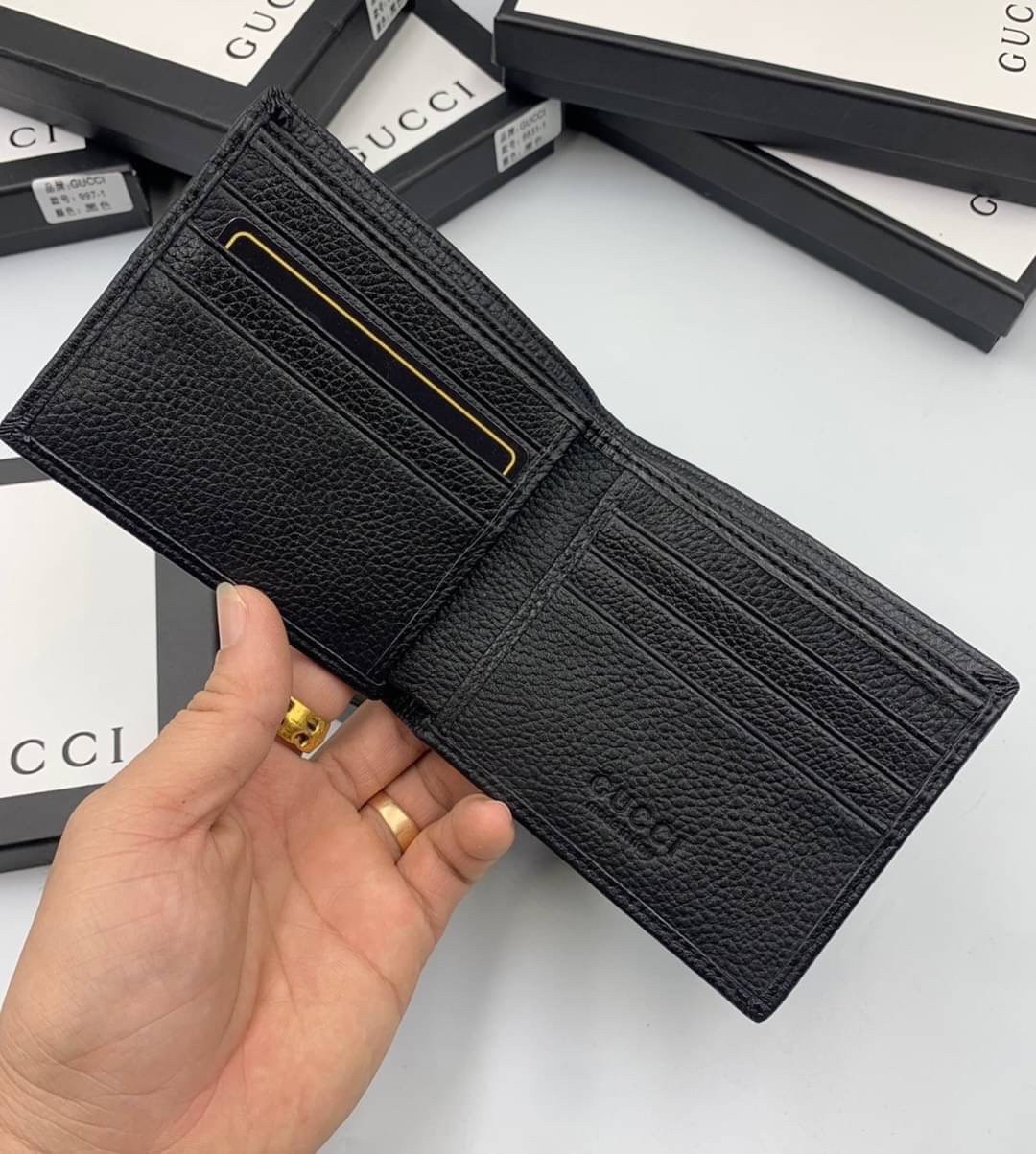 หนังแท้ GUCCI Men Short Wallet รุ่นใหม่ล่าสุด!! หนังสวยเริด ดีงามมากค่าาา กระเป๋าสตางค์ใบสั้น ดีไซน์ใหม่ สวยดูหรู ถือใช้กำลังเหมาะมือ ใส่บัตรได้เยอะ ใส่ธนบัตรได้ทุกชนิด มาครบ set พร้อมส่ง!! เป็นไอเท็มที่หนุ่มๆต้องมีจริงๆจ้า 😎😎