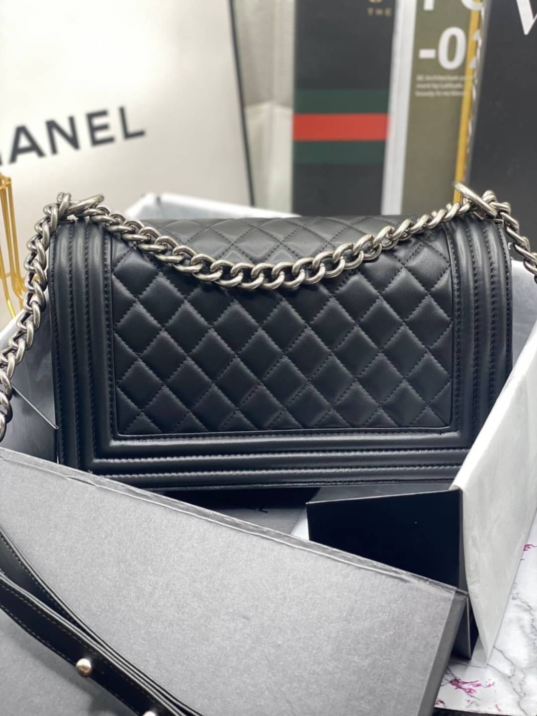 หนังแท้ CHANEL BOY 10" หนังเรียบ อะไหล่เงิน/ทอง พร้อมส่งที่ไทย หนังลูกวัวแท้ อะไหล่โลหะสีรูทีเนียม สวยคลาสสิกทุกยุคสมัย เกรดออริจินอล 1:1 ภาพสินค้าถ่ายจากงานขายจริง ใช้งานต่างประเทศได้