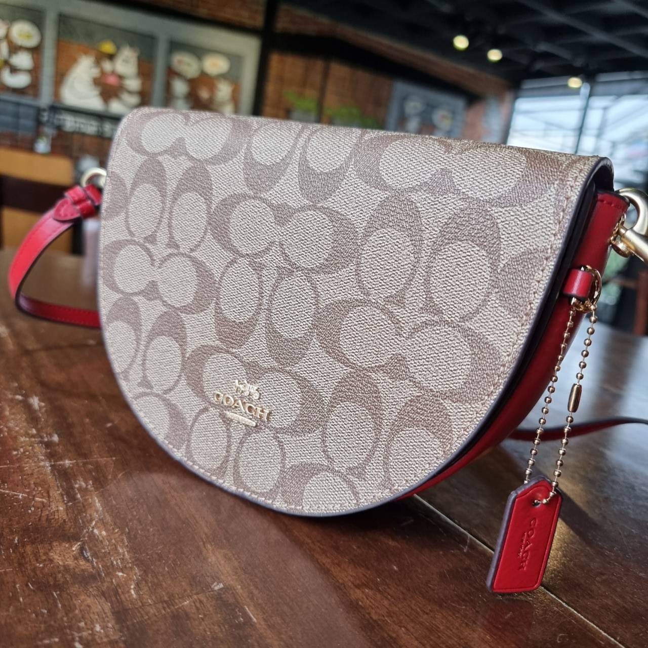 ของแท้ 💯% COACH C1430 ELLEN CROSSBODY IN SIGNATURE CANVAS กระเป๋าสะพายดีไซน์สุดเก๋ ดูดีไม่ซ้ำใคร ทรงสวยลายคลาสสิค วัสดุหนังแคนวาสเคลือบลาย ตัวขอบกระเป๋าเป็นหนังแท้