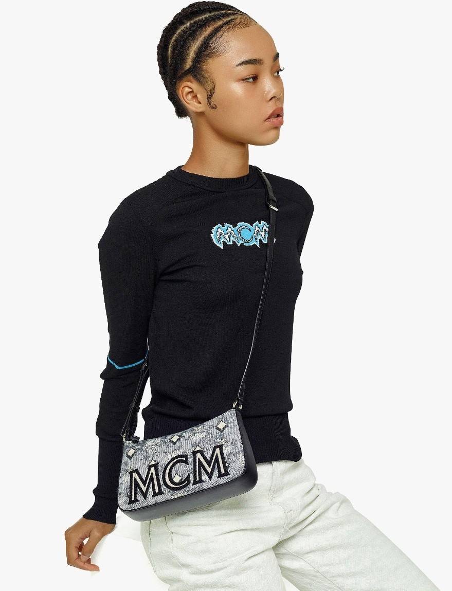 M.C.M MINI SHOULDER BAG IN VINTAGE JACQUARD MONOGRAM คอลเลคชั่นใหม่ล่าสุด โดดเด่นด้วยลายโมโนแกรม ถักทอบนผ้า woven jacquard กระเป๋าสะพายทรงพอชที่ไม่ธรรมดา มาพร้อมสายสะพายในตัว สามารถปรับใช้ได้ 2 แบบ สายยาวสะพายข้าง หรือจะนำสายเส้นกลางออกและปรับใช้สะพายไหล่