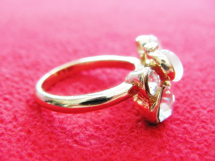 สินค้าหมดค่ะ แหวนหินมูนสโตน โรเดียมสีทอง รูปผีเสื้อ ประดับเพชรและคริสตัล(ราศีเมถุนและกรกฎ)ค่ะ