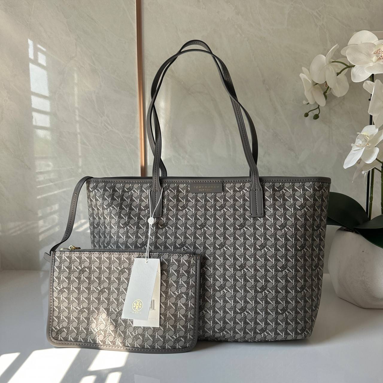 Tory Burch Ever Ready Zip Tote Small Coated Canvas / Tory Burch Geo Logo Tote กระเป๋าโท้ท พิมพ์ลายด้วยลวดลายสานตะกร้าอันเป็นเอกลักษณ์ของแบรนด์ ซึ่งได้แรงบันดาลใจจากความหลงใหลในงานจักสานของผู้ก่อตั้ง