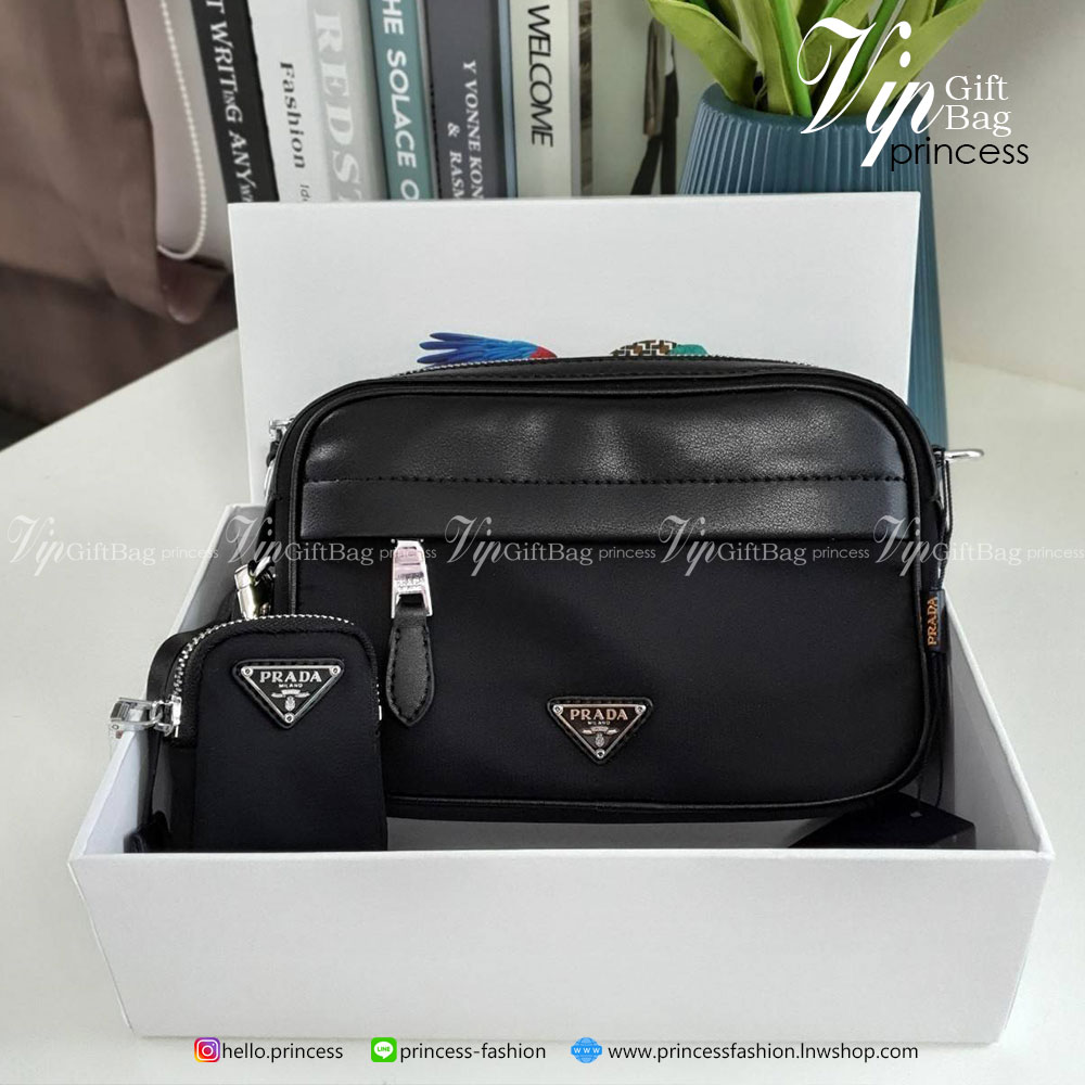 Prada วัสดุทำจาก หนังสลับNylon สามารถกันน้ำได้ ตัวกระเป๋าอยู่ทรงสวย ขนาดกำลังพอดี ไม่เล็กไม่ใหญ่ไป แถมมากับกระเป๋าห้อยใบเล็กคุ้มสุดๆ #อะไหล่เงินทั้งใบ ด้านหลังมีช่องใส่ของ เปิดปิดด้วยซิป ภายใน มีโลโก้แบรนด์ และช่องใส่ของแยก บุผ้าลายแบรนด์ สามารถใส่ มือถือ