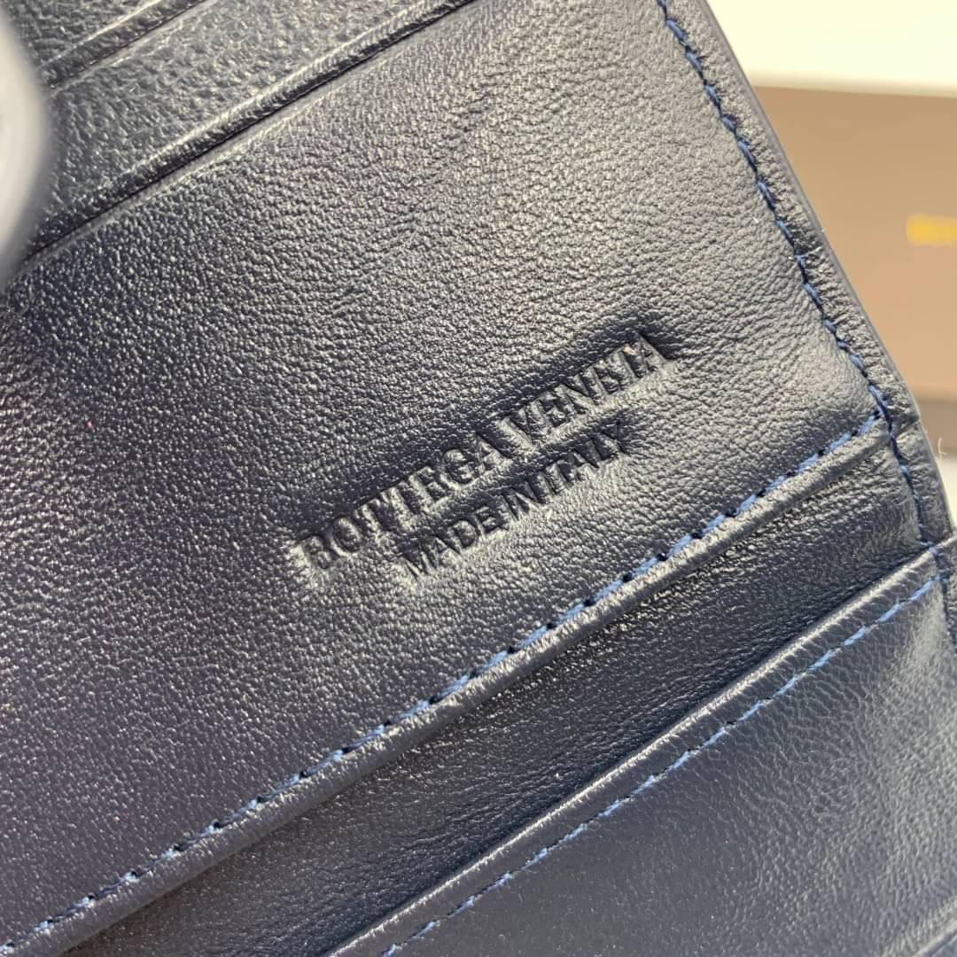 หนังแท้ BOTTEGA VENETA CARD HOLDER BI-FOLD / BV Card Holder พร้อมส่งที่ไทย กระเป๋าใส่บัตร 2 พับ รุ่นคลาสสิกที่หยิบมาใช้งานได้บ่อยที่สุด งานหนังลูกวัวแท้ทั้งใบ ใช้ทนทานได้นาน ใช้ทนทานได้นานภาพสินค้าถ่ายจากงานขายจริง ใช้งานต่างประเทศได้ค่ะ