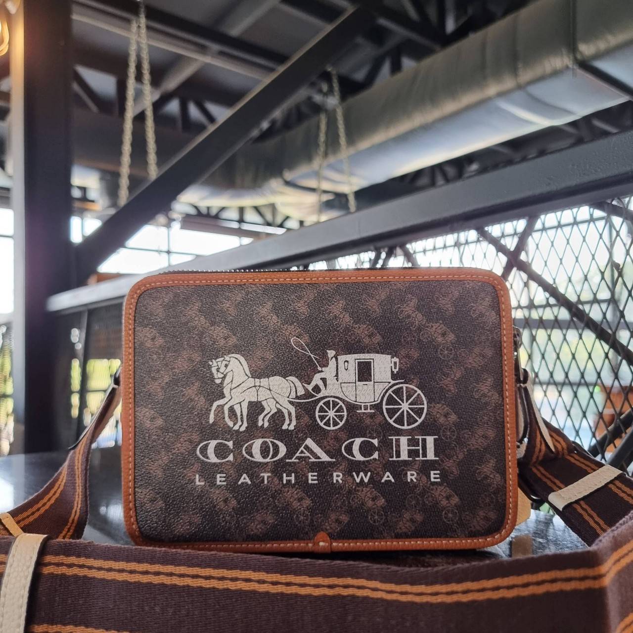 COACH C8445 CHARTER CROSSBODY 24 WITH HORSE AND CARRIAGE PRINT หล่อได้ไม่ซ้ำใคร กับไอเท็มใหม่ล่าสุด ชิคๆคูลๆ กับกระเป๋าสะพายข้าง ดีไซน์ทรงกล่อง ตกแต่งลวดลายดูโดดเด่น วัสดุหนังแคนวาสสลับหนัง pepble มีซิป 2 ฝั่ง ใส่ของได้จุใจ ของสำคัญใส่ไปเลยครบๆ สายสะพายปร