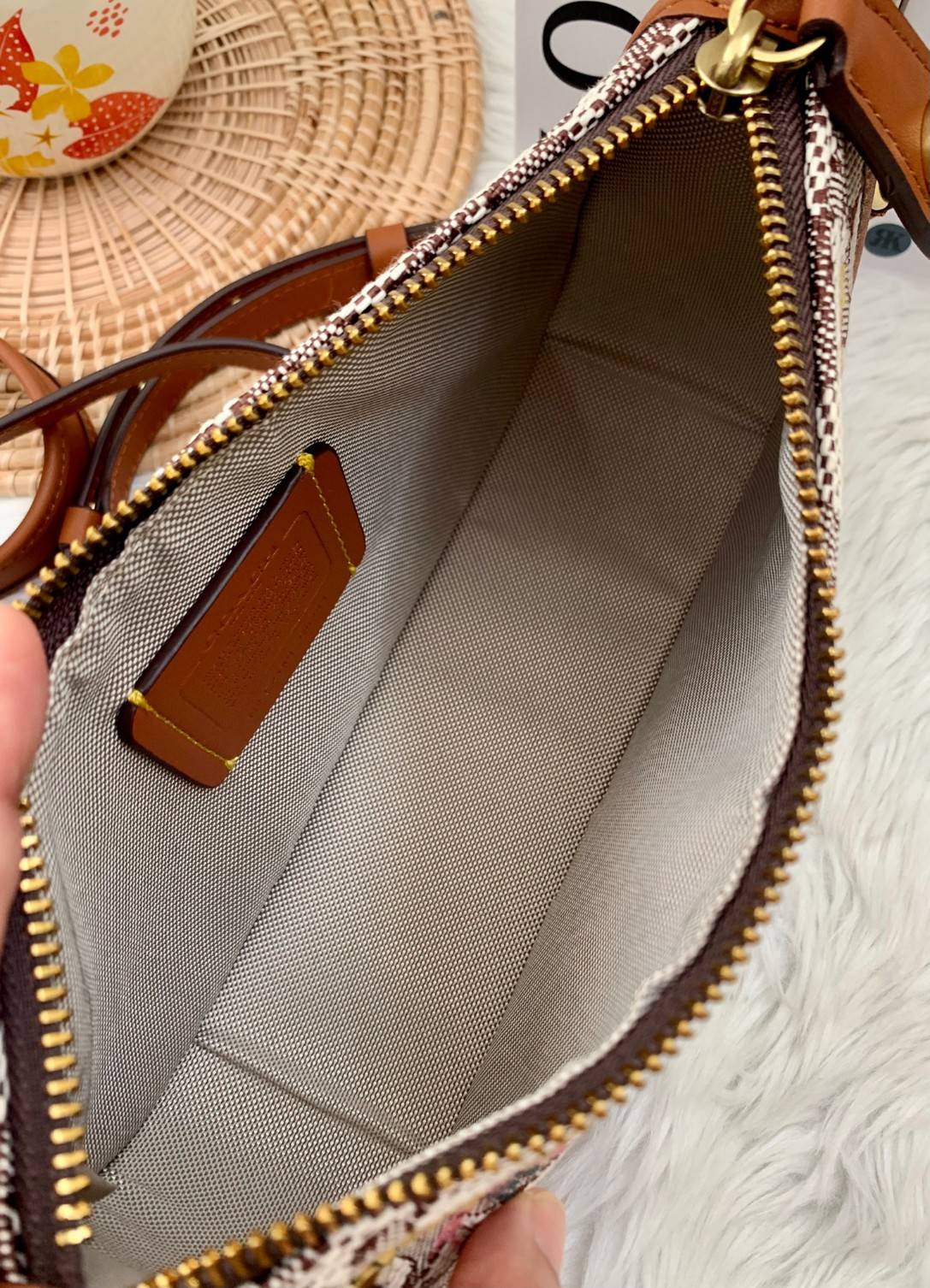 รุ่นใหม่ล่าสุด ต้อนรับหน้าหนาวนี้กันค่าา🎀 COACH SWINGER BAG IN SIGNATURE TEXTILE JACQUARD WITH BOUQUET MOTIF EMBROIDERY ((C6289)) พร้อมส่งที่ไทย จำนวนจำกัด สวยมากๆค่ะ! กระเป๋าหิ้วได้//สะพายข้างได้ วัสดุJacquardทอลายแบรนด์+หนังแท้ ได้ลงตัวสวย ดูคลา