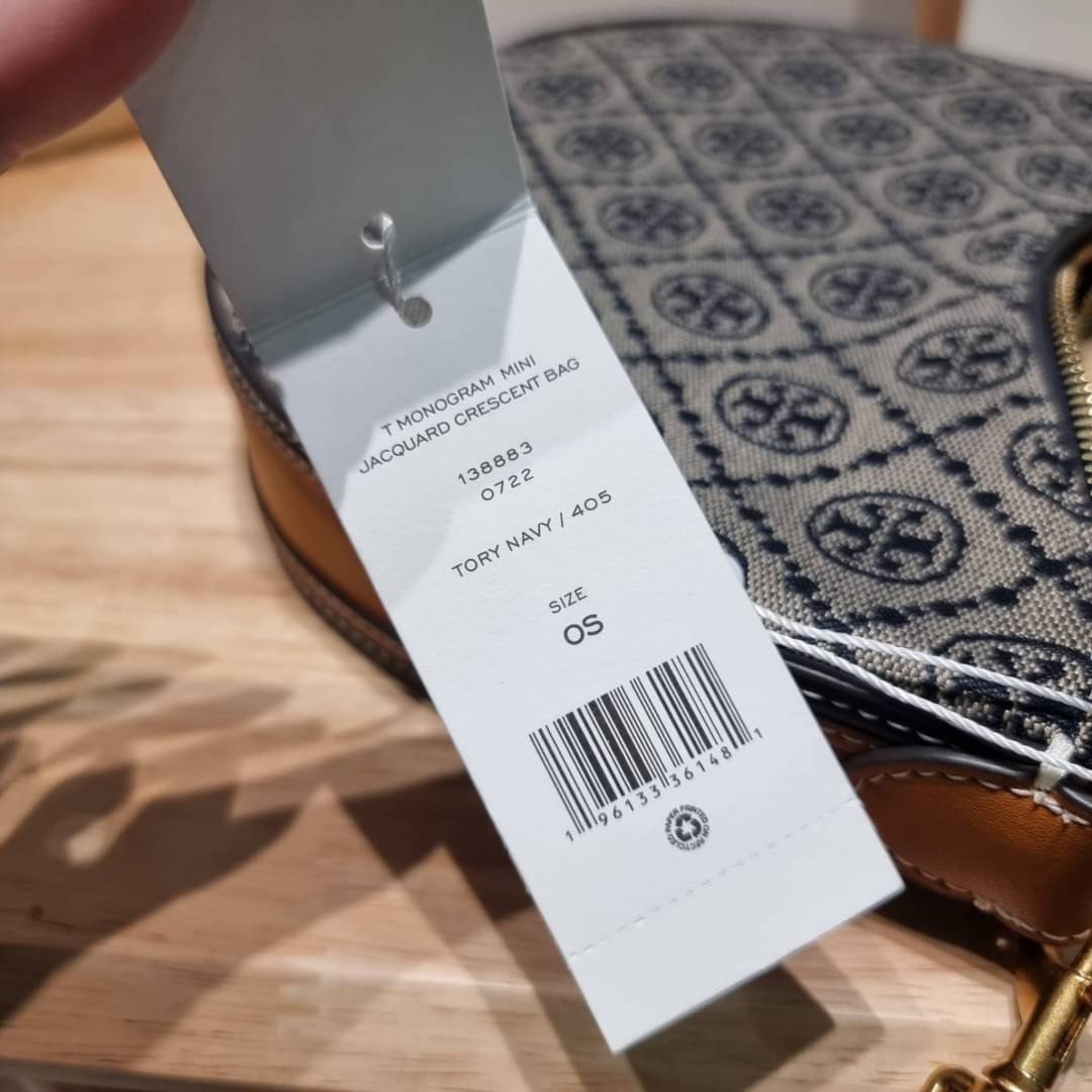 Tory Burch T Monogram Mini Crescent Bag / TORY BURCH T MONOGRAM MINI JACQUARD CRESCENT BAG ร้อนแรงกว่านี้ไม่มีแล้ว กับไอเท็มที่เซเลปรีวิวเยอะมาก!! สาวๆตามหากันไปอีก กระเป๋าทรง half moon ที่ดีไซน์บนผ้า jacquard ลวดลายซิกเนเจอร์ เรียบหรู ผู้ดีมากแม่!