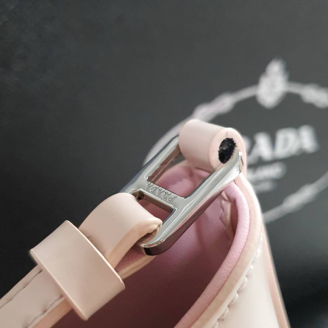 Prada Cleo brushed leather shoulder bag กระเป๋าทรงสวยยอดฮิต กับแบรนด์ PRADA งานพรีเมียมกิ้ฟท์จากแบรนด์ ทรงสะพายไหล่สวยหรูอยู่ทรง PRADA CLEO หนังเรียบดำเงาหรูสุดคลาสสิต เปิดปิดด้วยกระดุมอะไหล่เงินทั้งใบ ด้านในใส่กระเป๋าสตางค์ยาว มือถือ ของจุกจิกได้เยอะ มีป