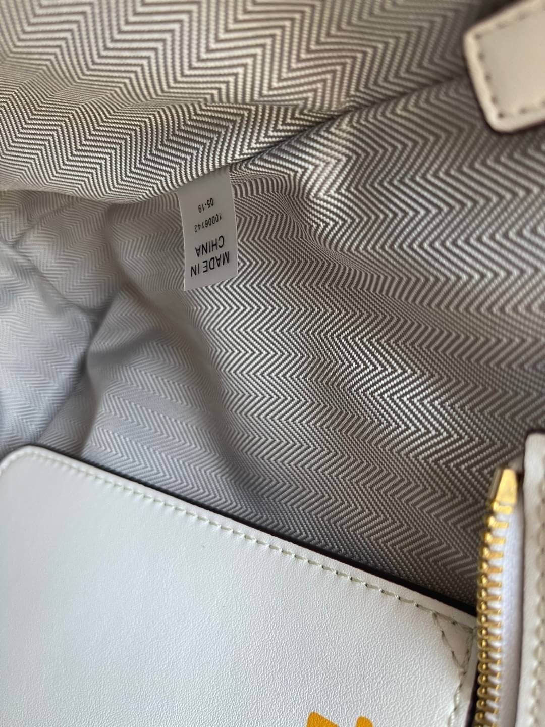 Tory burch Gemini Canvas Applique Small Tote Bag กระเป๋าสุดปังจากทอรี่ เบริช์(Tory Burch) อย่างเจมิไนลิงค์ ในทรง tote bag มีเอกลักษณ์โดดเด่นที่ลายทางตรงกลาง มีการพิมพ์แพทเทิรน์โซ่แบบเรียบหรู เพิ่มความน่ารักจากดอกเดรซี่ที่ถูกจัดวางให้ดูมีสีสัน มีสายสะพายให