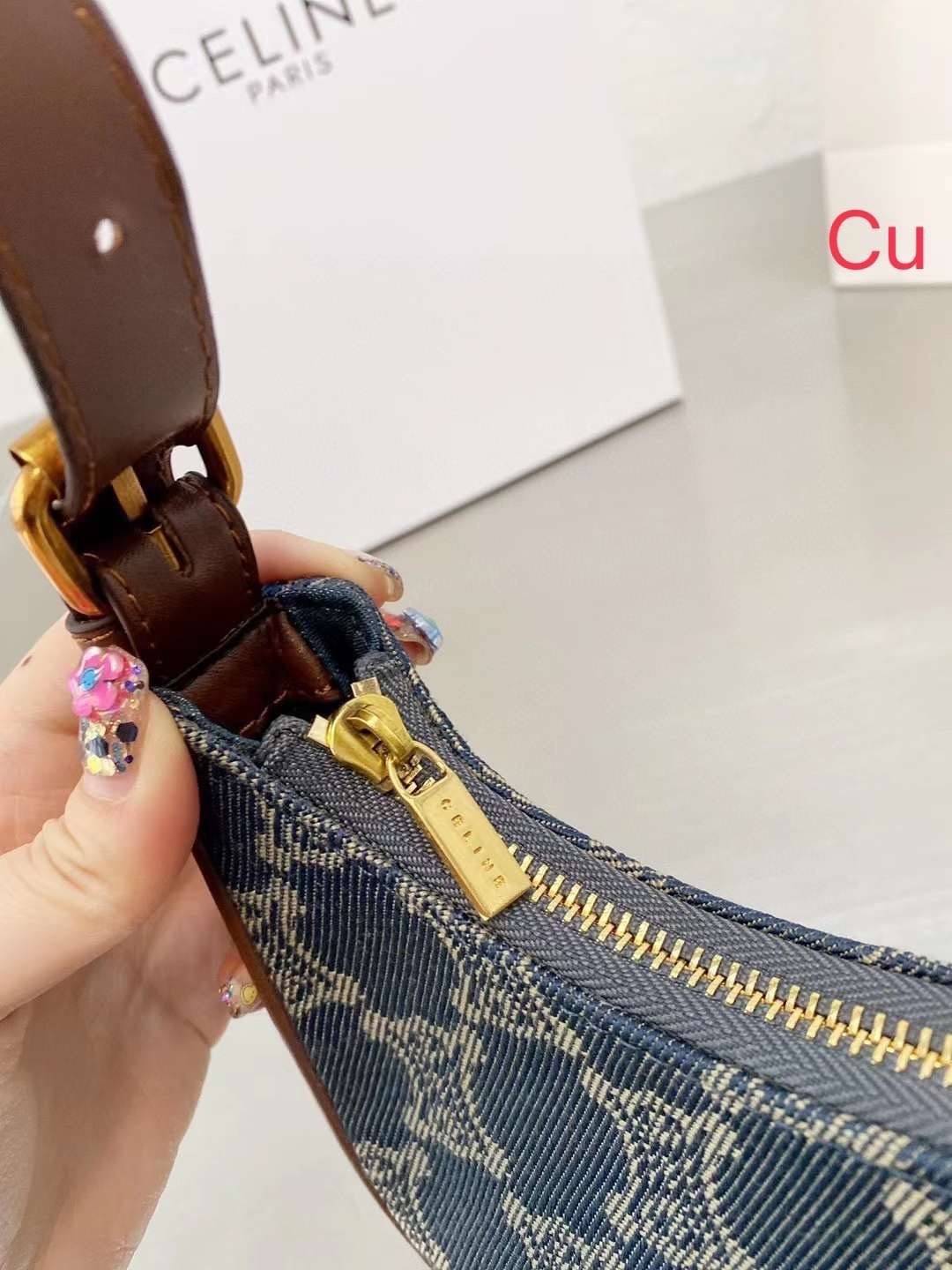 CELINE Ava handbag Blue in Denim / Celine Denim Ava Monogram Bag / Celine Paris Macadam shoulder bag กระเป๋าคล้องไหล่ซีลีนรุ่นใหม่ ตัวกระเป๋าทำจากผ้ายีนส์(ผ้าฝ้ายคุณภาพดี) ใช้งานทน สายสะพายหนัง ด้านในกว้างขวางใส่ของได้เยอะ ทรงนี้นิยมสุดๆ งานสวยมากกกก ก.ล้