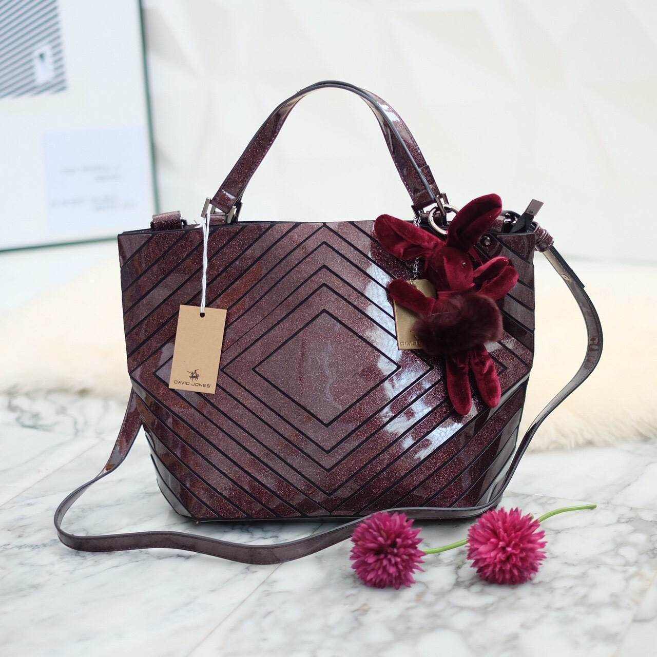 สีใหม่ Cranberry สวย มาก ตัวกระเป๋ามี กลิ้ตเตอร์ วิ้งๆ ทำให้โดดเด่น ลาย Limited edition หายาก 👍ปรับทรงได้ 2 แบบ น่ารักมาก สวยที่สุด มาพร้อมกระต่ายเข้า set เลิศคะ กระเป๋า จากแบรนด์ David Jones กระเป๋าสะพายข้างดีไซน์เกร๋มาก สีสวยหรูมาก ขนาดกะลังดีเล