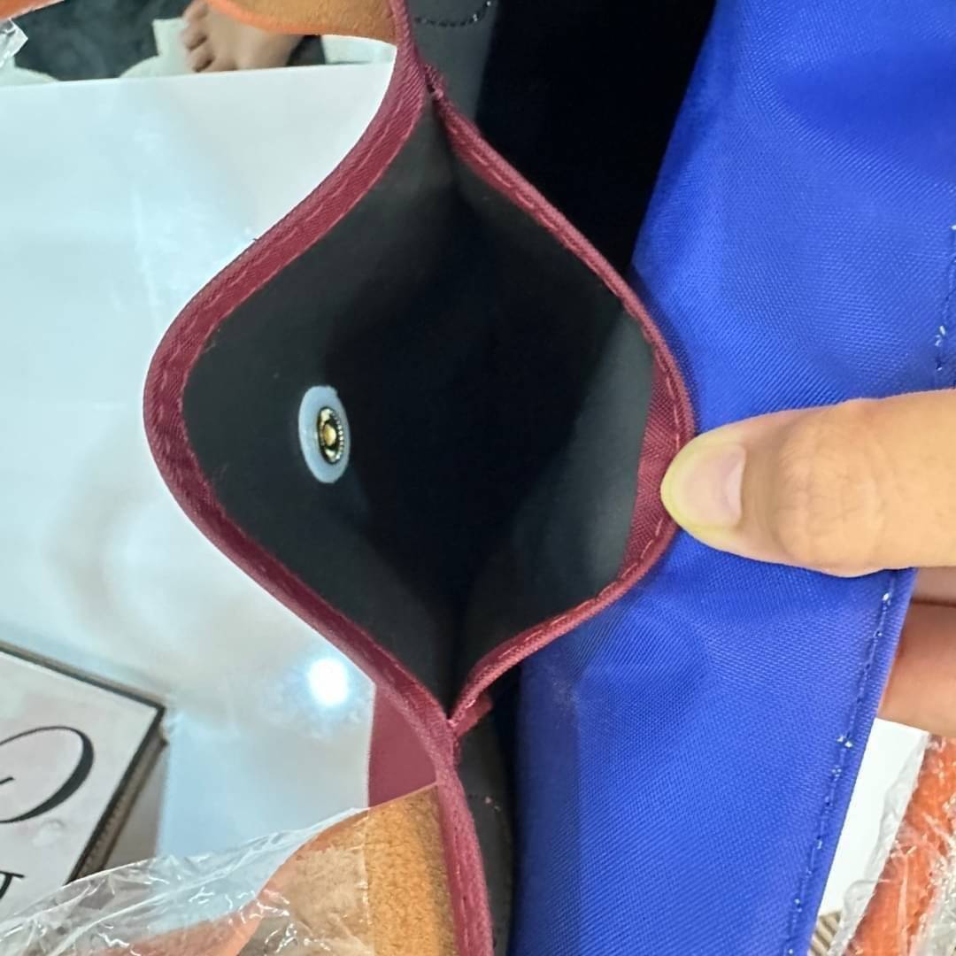 LONGCHAMP LE PLIAGE RE-PLAY TOP HANDLE BAG สินค้ารุ่นลิมิเต็ด collection สุดปัง ซื้อใบเดียวเหมือนได้2 ใบ กระเป๋าสะพายแนวตั้งที่กว้างขวาง มีเอกลักษณ์เฉพาะตัวแต่มีดีไซน์ที่น่าดึงดูด