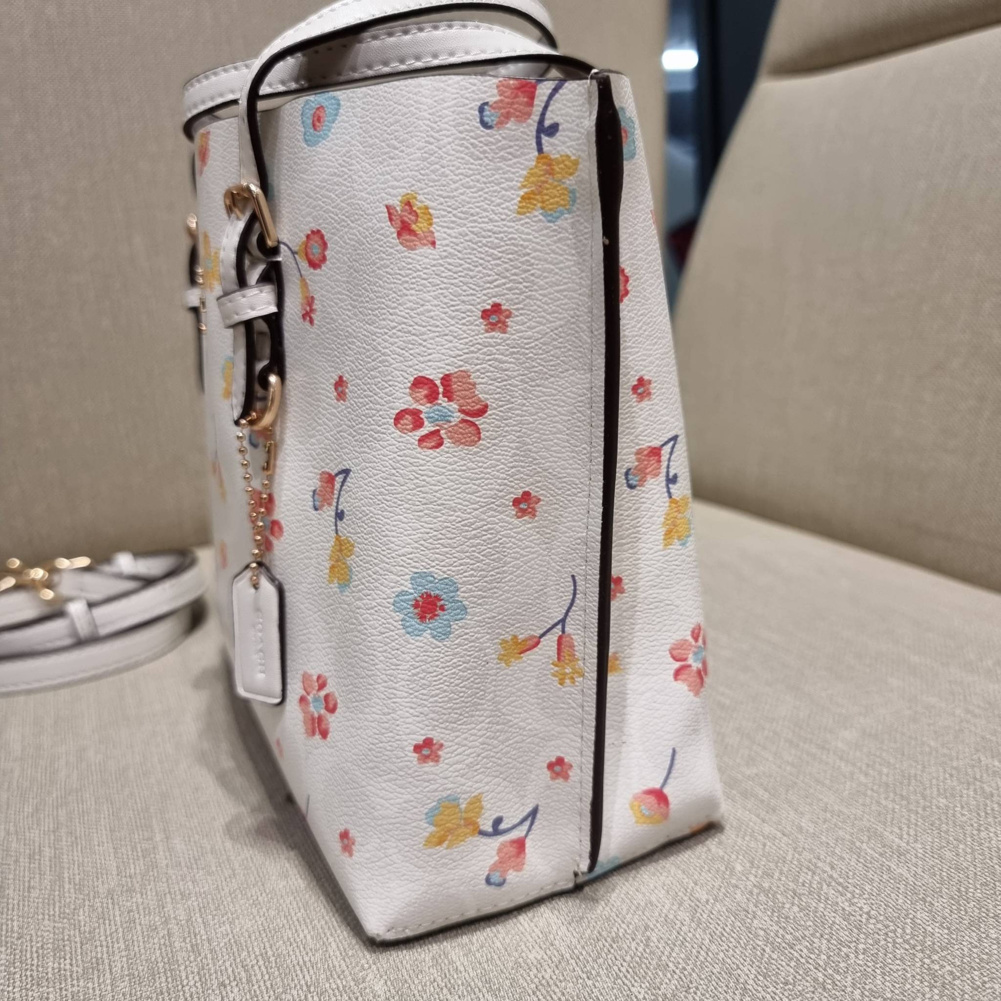 COACH C8612 MOLLIE TOTE 25 IN SIGNATURE CANVAS WITH MYSTICAL FLORAL PRINT คอลใหม่ล่าสุด ยังไม่เข้า shop ไทย สวยๆแบบไม่ต้องรอพรีฯให้ยาวนาน กับกระเป๋าโท้ทไซส์เล็กที่สาวๆต่างก็ต้องปักใจรัก สวยสมใจ ดีไซน์ลวดลายดอกไม้ คละเคล้าเต็มใบ ดูละมุน สดใส น่าใช้สุดๆ วัส