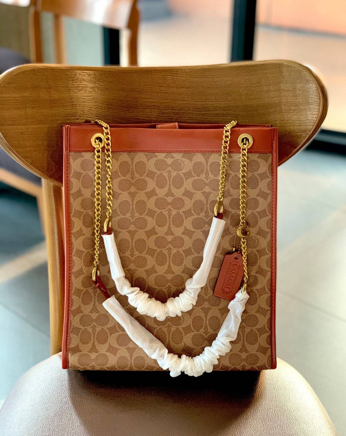 LIMITED EDITION 📣รุ่นใหม่ล่าสุด ยังไม่มีในช๊อปไทยจ้าา❗️ COACH CHAIN CASHIN TOTE ((C6338//C6620)) พร้อมส่ง สินค้าเข้าใหม่ ห้ามพลาดค่าา! กระเป๋าทรงTote สูง สามารถใส่เอกสาร//A4 ได้ วัสดุหนังแท้นิ่ม น้ำหนักเบาค่ะ 🔺จุดเด่นของรุ่นคือสายสะ