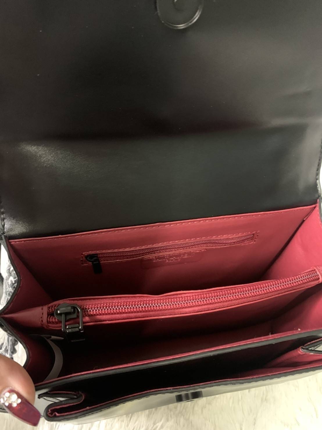 VIP 】YSL_SUNSET MEDIUM IN CROCODILE EMBOSSED SHINY LEATHER Bag VIP GIFT WITH PURCHASE (GWP) พรีเมี่ยมกิ้ฟ Limited Edition จาก YSL DUTY FREE COUNTER วัสดุหนังแกะสังเคราะห์ อะไหล่ดำทั้งใบ งานฮอตรุ่นฮิตที่กำลังมาแรง ตกแต่งป้ายห้อยเก๋ๆ ด้วยตัวอักษรแบรนด์ สายส