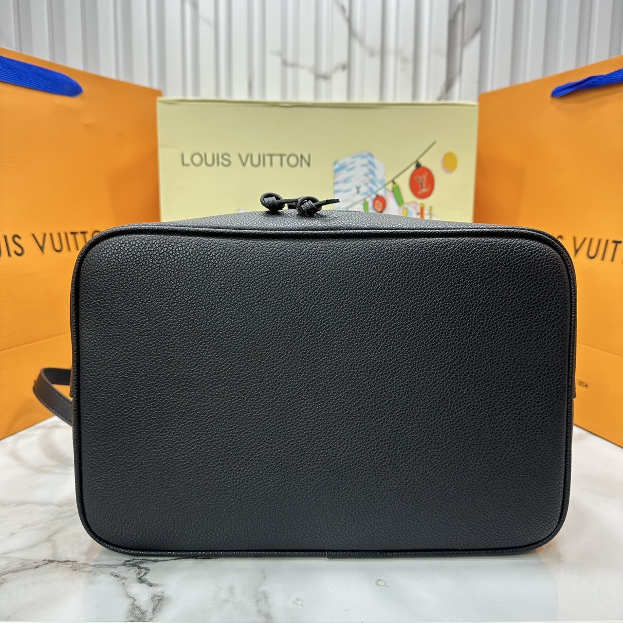 ORI หนังแท้ | LV NeoNoe MM Bucket bag Monogram Flower กระเป๋าสะพายทรงบัคเก็ต เอกลักษณ์ LV และลาย Monogram Flower อันโดดเด่นเพิ่มสไตล์ มีเสน่ห์ชวนหลงใหล