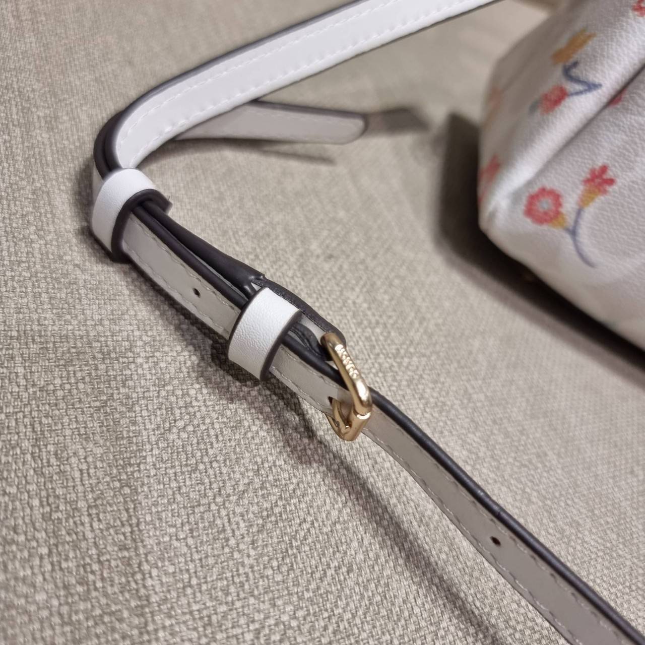 COACH C8340 MINI LILLIE CARRYALL IN SIGNATURE CANVAS WITH MYSTICAL FLORAL PRINT สีใหม่ล่าสุด กับรุ่นที่สุดของความขายดี คอลยอดฮิตในลวดลายสุดชิค กระเป๋าสะพายทรงสวย ที่ดีไซน์ออกมาให้ใช้งานง่าย สะดวก สวย หรู ดูดี!! วัสดุหนังแคนวาสเคลือบลาย มาพร้อมสายสะพายข้าง