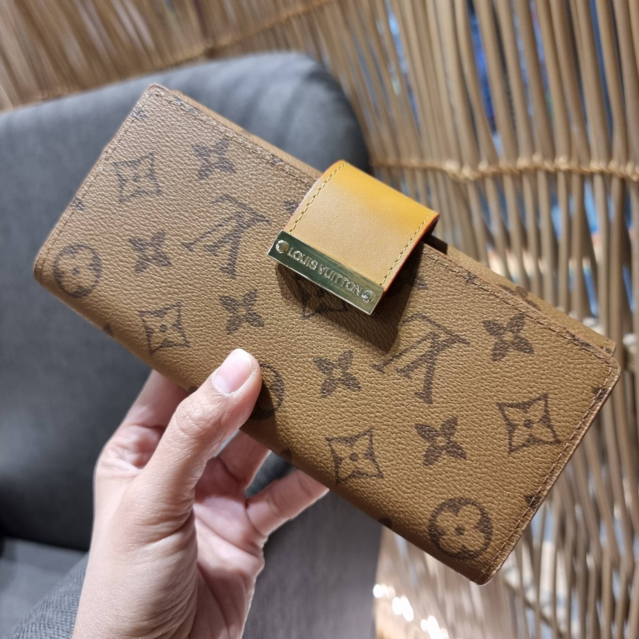 VIP 】ได้เวลาเปลี่ยนกระเป๋าสตางค์รับทรัพย์กันแล้ว!! LV vip wallet กระเป๋าสตางค์พรีเมี่ยมกิ๊ฟ เป็นไอเท็มหายาก ที่สาวๆต้องว้าว!! ใบยาวขนาดกำลังเหมาะมือ ถือแล้วขับผิวทุกสี วัสดุหนังแคนวาส ทนทาน เปิด-ปิดด้วยกระดุม ภายในมีช่องใส่บัตรเยอะมาก แบ่งสัดส่วนสวย ใส่ธน
