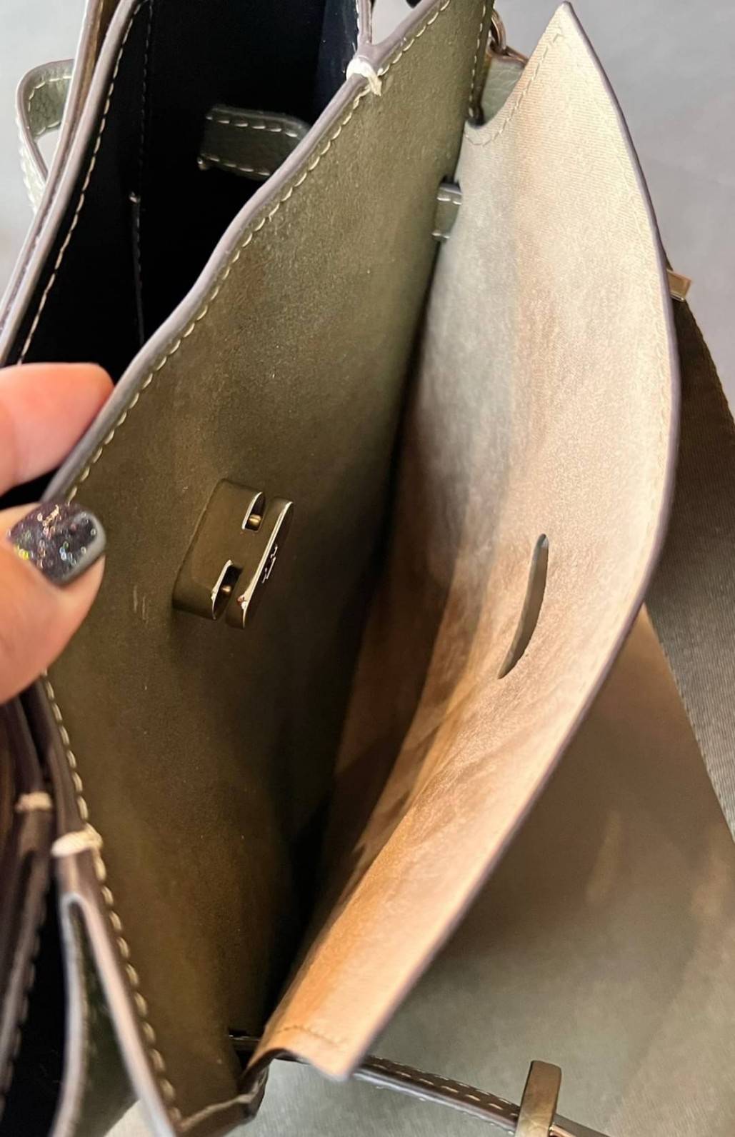 Large TORY BURCH LEE RADZIWILL PEBBIED BAG ((139014)) เป็นรุ่นที่สวย หรู น่าใช้มากๆค่ะ! ลุคหรูดูดีมากๆ กับกระเป๋าสะพายข้างจากTB ใบใหญ่