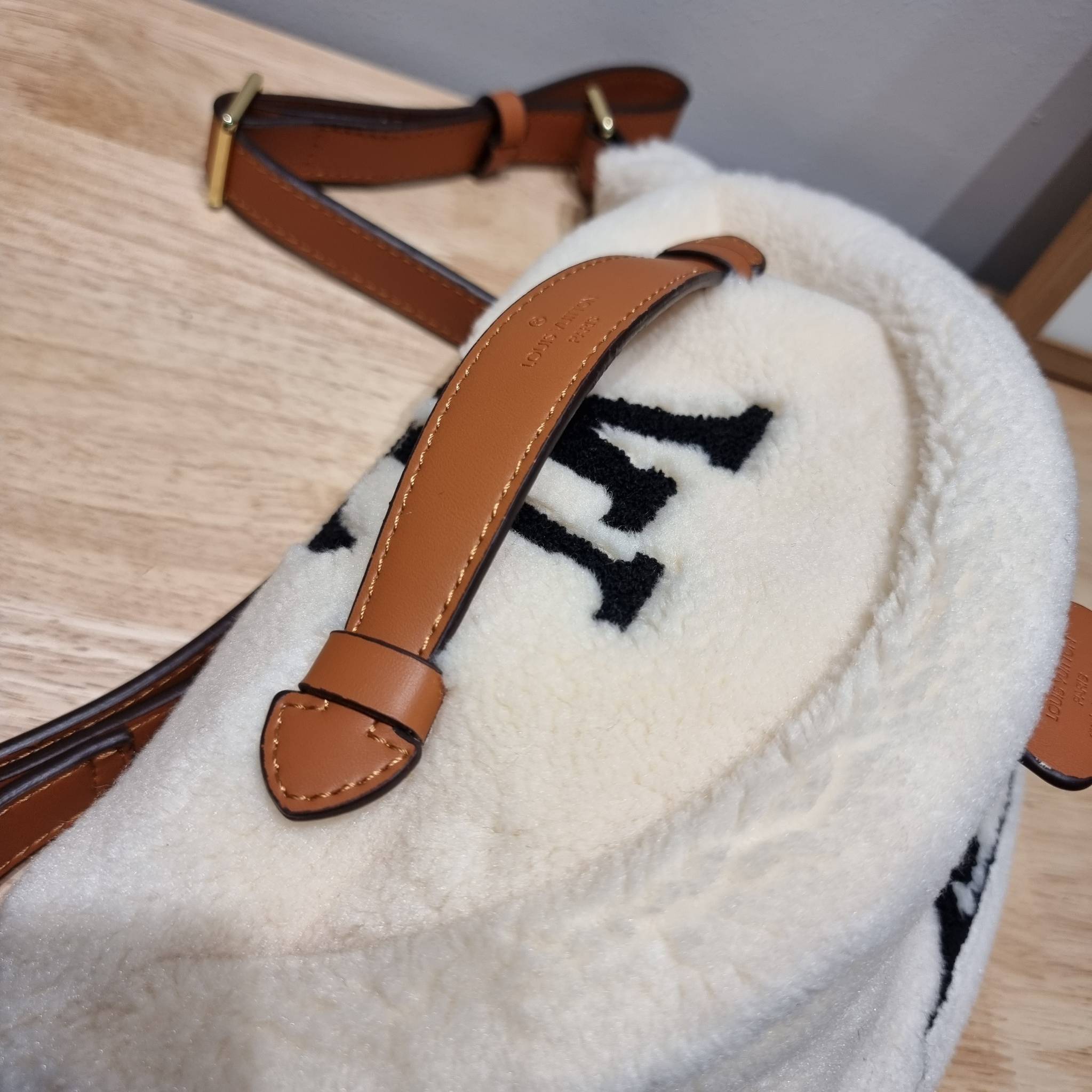 LV BUM BAG MONOGRAM TEDDY FLEECE / LV Teddy Limited Edition Bumbag ไอเท็มที่ต้องมี กับกระเป๋าคาดอก ดีไซน์เอกลักษณ์ โดดเด่นด้วยจัมโบ้ฟ้อนท์สีตัดกับตัวกระเป๋า เปิด-ปิดด้วยซิป ภายในเป็นช่องโล่ง โดยตัวกระเป๋าจะมีหูจับในตัว และสายสะพายที่สามารถปรับได้ตามตัว รุ