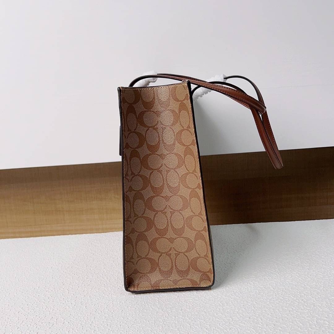 COACH NINA TOTE IN SIGNATURE CANVAS CL399 พร้อมส่ง 2 สี กระเป๋าโท้ทสะพายไหล่ ใบใหญ่ คอลเลคชั่นใหม่ ตอบโจทย์คนที่ชอบใส่ของเยอะๆได้อย่างดี ดีไซน์รูปทรงคลาสสิค เรียบหรู