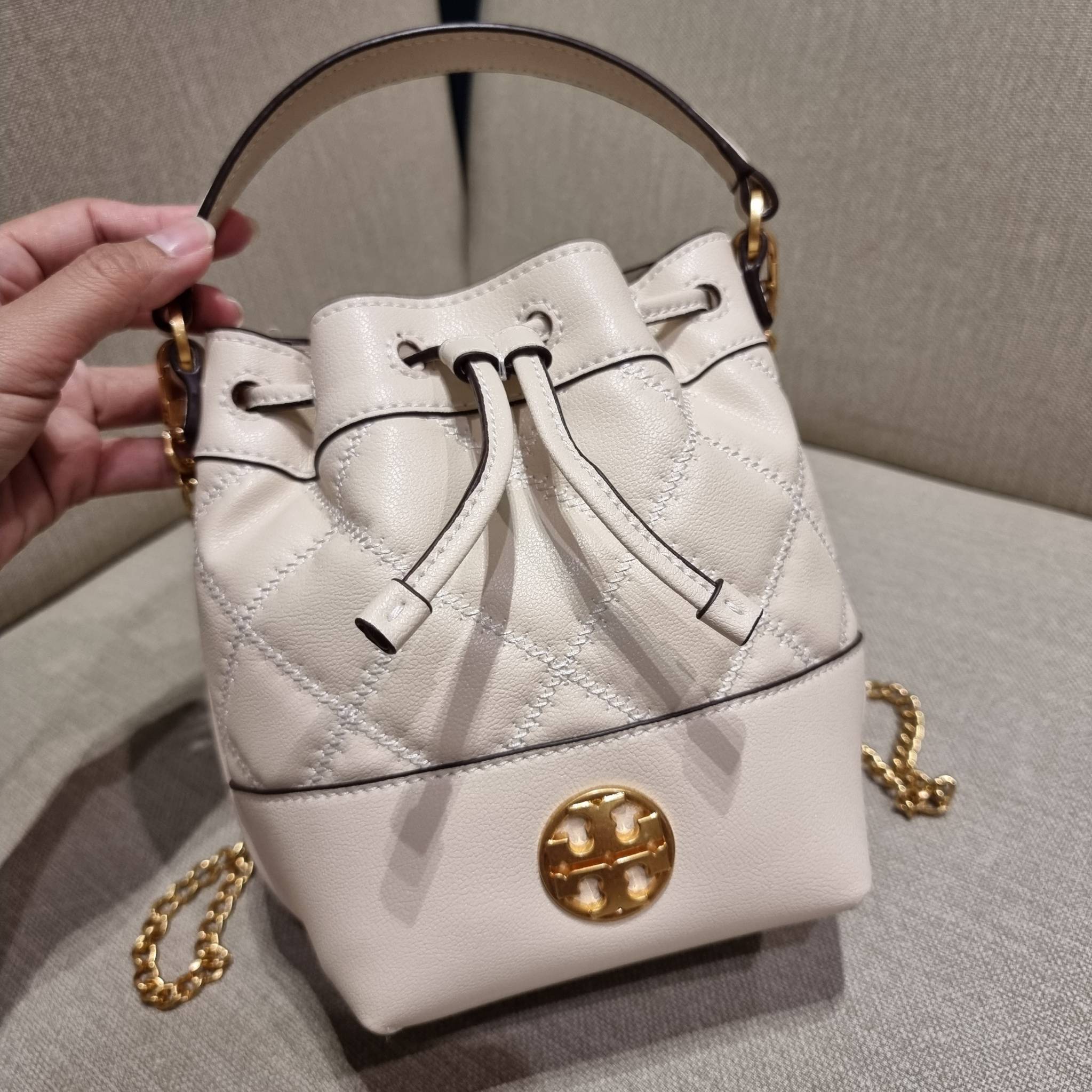 TORY BURCH WILLA MINI BUCKET BAG NEW ARRIVAL สุดปัง กระเป๋าสะพายทรงบัคเก็ต สวยผู้ดี โดดเด่นด้วยโลโก้สีทองดูหรู อัพลุคผู้ดี๊ผู้ดี วัสดุหนังแท้ ดีไซน์บุนวม เส้นคมดีเทลหรู เปิด-ปิดหนังรูดปากกระเป๋า มีหูหิ้วในตัว คล้องแขนเก๋ๆ ภายในเป็นช่องโล่ง มีช่องย่อย ใส่ข