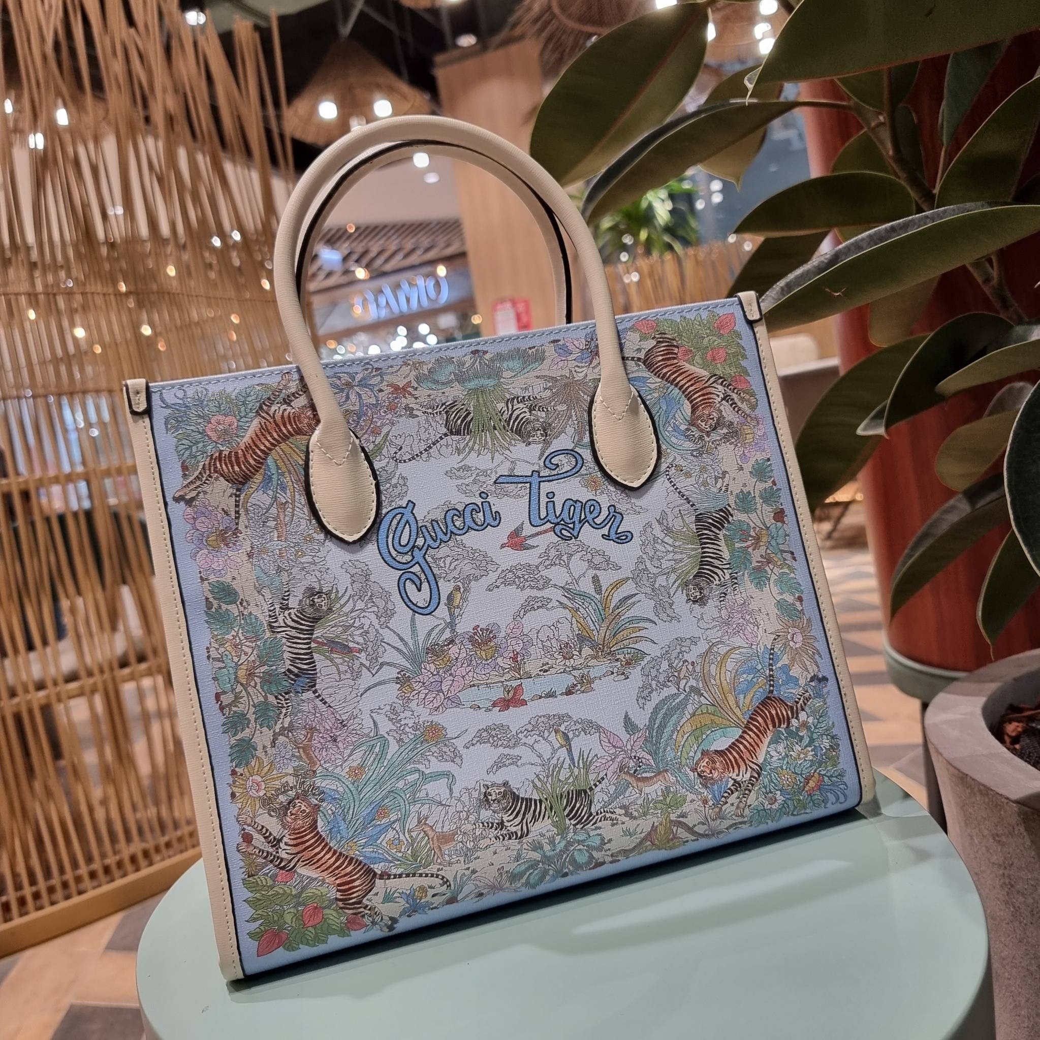 GUCCI TOTE BAG คอลเลคชั่นปีเสืออีกหนึ่ง สวยม้ากก!! กับกระเป๋าทรงโท้ท วีไอพีพรีเมี่ยมกิ๊ฟ ไซส์ใหญ่ โดดเด่นด้วยลวดลายไม่ซ้ำใคร สวยเอกลักษณ์ วัสดุหนังแคนวาส พรินท์ลายเต็มใบ ภายในโล่งกว้างมาก ใส่ของแบบแน่นๆ จุๆไปได้เลย หมดห่วง!! และยังมีสายครอสบอดี้มาให้ จะสะ