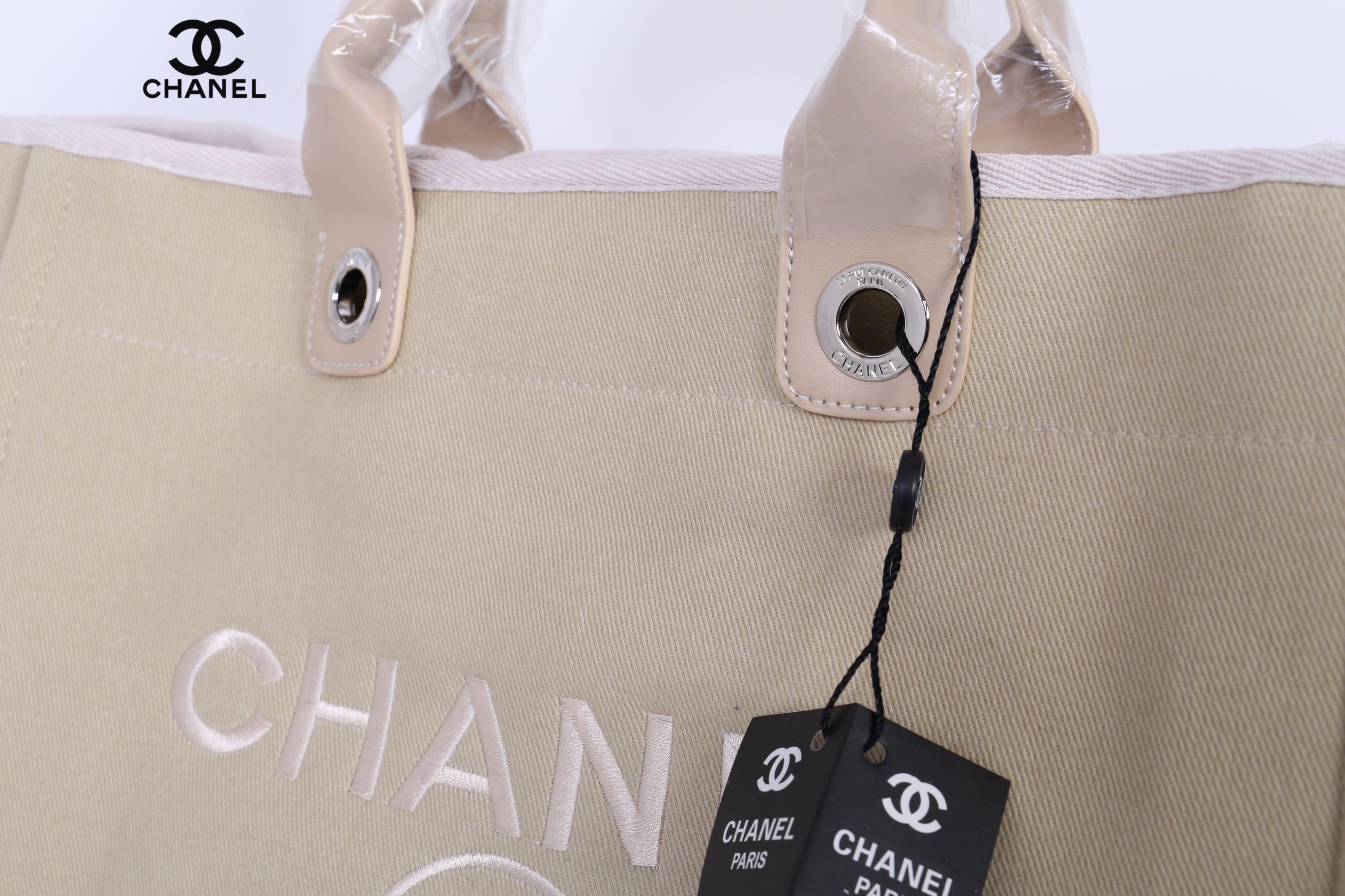 Chanel Tote canvas premium gift จากแบรนด์ Chanel กระเป๋าสะพาย Chanel Tote canvas โลโก้ปัก กระเป๋า ทรง Tote ผ้า canvas เนื้อหนาอย่างดี มีซับใน ด้านหน้าปักโลโก้แบรนด์หรู **จุดเด่นที่ หูจับมี 2 แบบคือ แบบสายหนัง และ โซ่ สามารถ สะพายไหล่ได้คะ ใบใหญุจุของคุ้ม