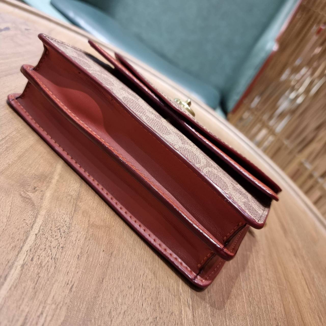 COACH C0838 ASTER CROSSBODY IN SIGNATURE CANVAS คอลเลคชั่นใหม่ล่าสุด กระเป๋าสะพายสวยอยู่ทรง ดีไซน์ไม่ซ้ำใคร จะสายคุณหนู สายถ่ายรูป ได้ใบนี้ไปยังไงก็ปังเว่อร์!! วัสดุหนังแคนวาสเคลือบลายสลับหนังแท้ เปิด-ปิดด้วยตัวบิดล็อค ชั้นในมีฝากระดุมปิดช่องย่อยอีกช่อง แ