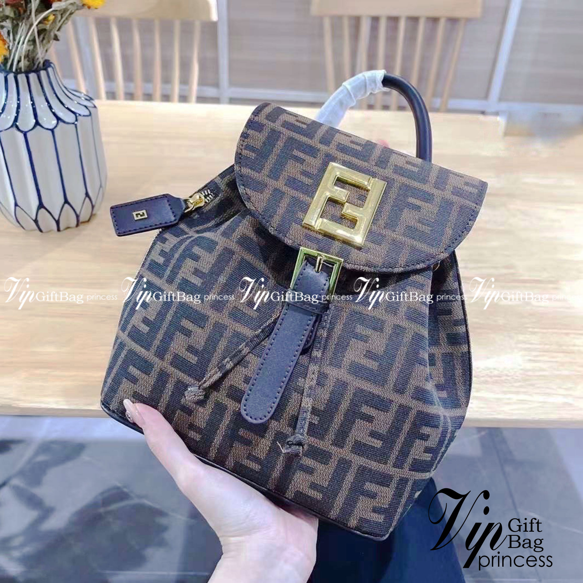 FENDI BACKPACK MONOGRAM กระเป๋าเป้เฟนดิ ทรงขนมจีบเปิดหน้า ผ้าทอลาย งานสวยปั้มทุกจุด ขนาดกำลังดีทรงน่ารักน่าใช้มากค่ะ ลายโมโนแกรมสวยตามฉบับแบรนด์ เด่นด้วยลายสัญลักษณ์แบรนด์ที่ฝากระเป๋า ตัดกับอะไหล่สีทอง ตกแต่งที่คล้องสายด้วยโลโก้ตัว FF สวยสะดุดตา ภายในกระเ