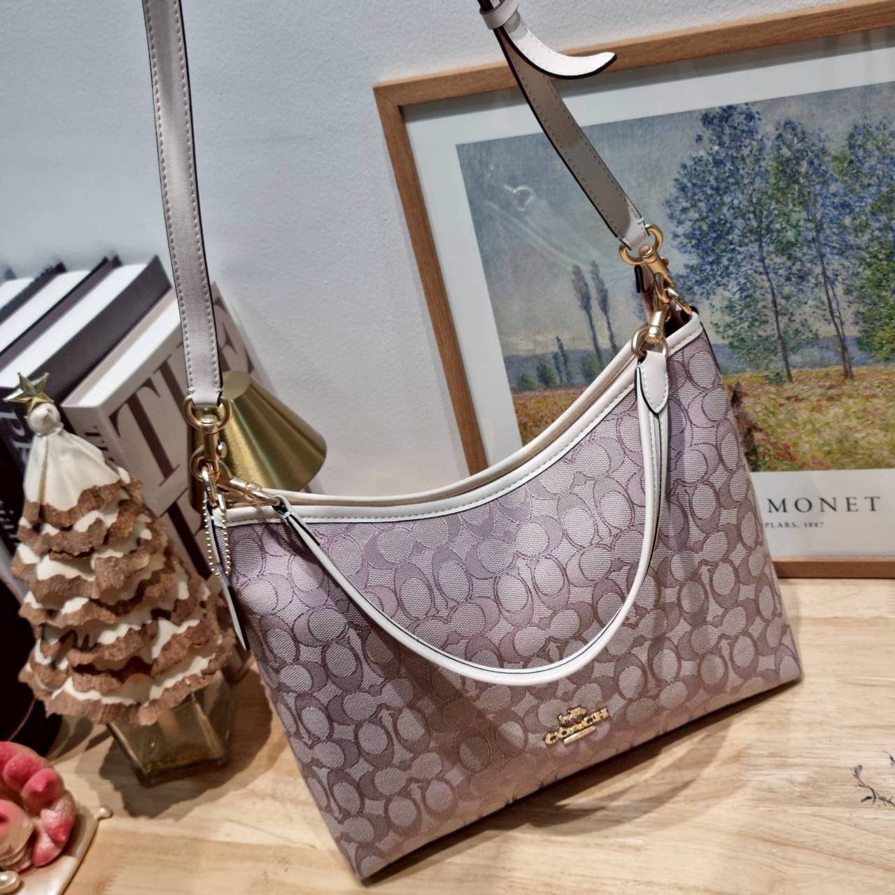 ORI หนังแท้ | Coach Laurel Signature shoulder bag กระเป๋าสะพายทรงโท้ท มาใหม่ในโทนสีน่ารักสุดจะคิวท์ มีให้ทั้งสายคล้องไหล่ และสายสะพายข้าง ใช้แมทช์ได้กับทุกลุคทุกสไตล์ ภายในเป็นช่องโล่ง มีซิปและช่องย่อย จุของได้เยอะกว่าที่เห็นมากๆ